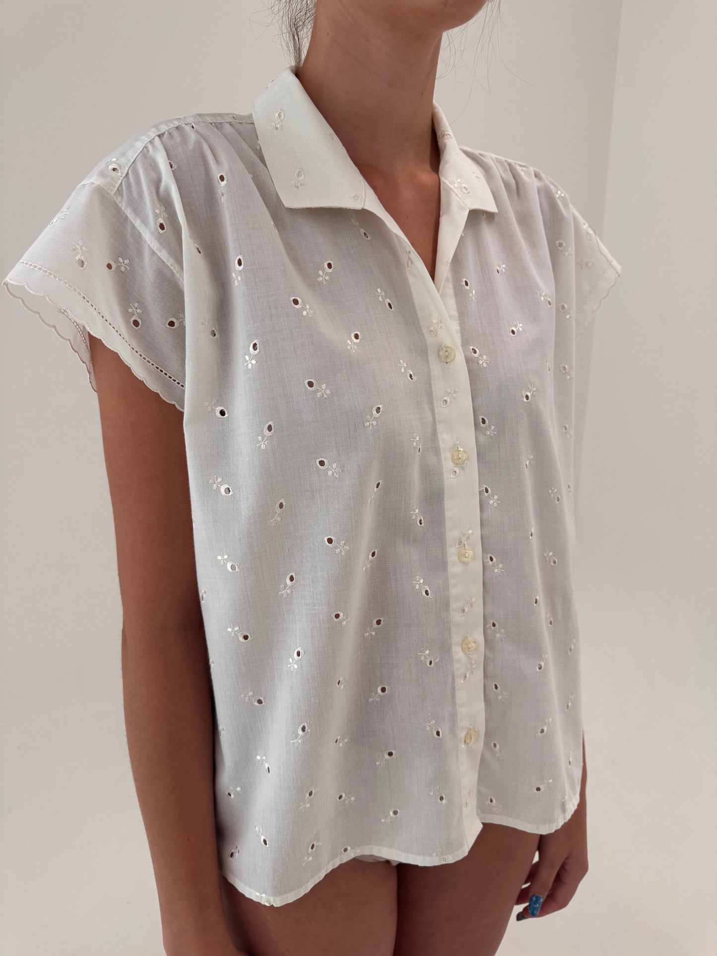 Cămașa vintage din panzica de bumbac cu broderie anglaise în croi lejer