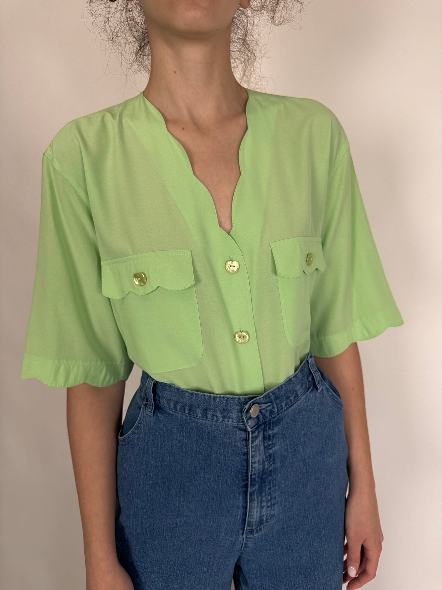 Cămașa vintage verde crud cu tivuri ondulate din material vaporos