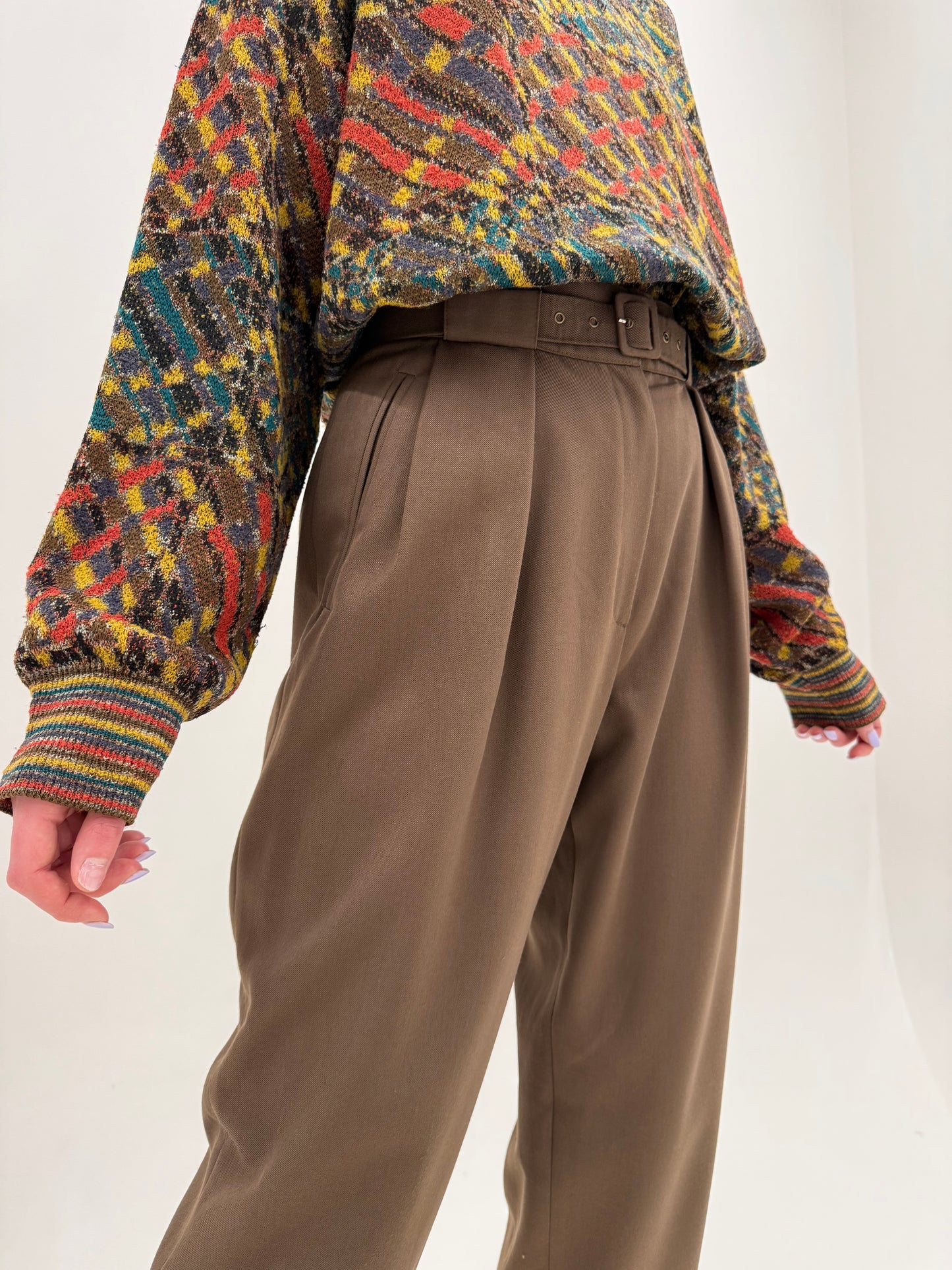 Pantaloni taupe cu pense adânci și talie ultra înaltă cu curea proprie