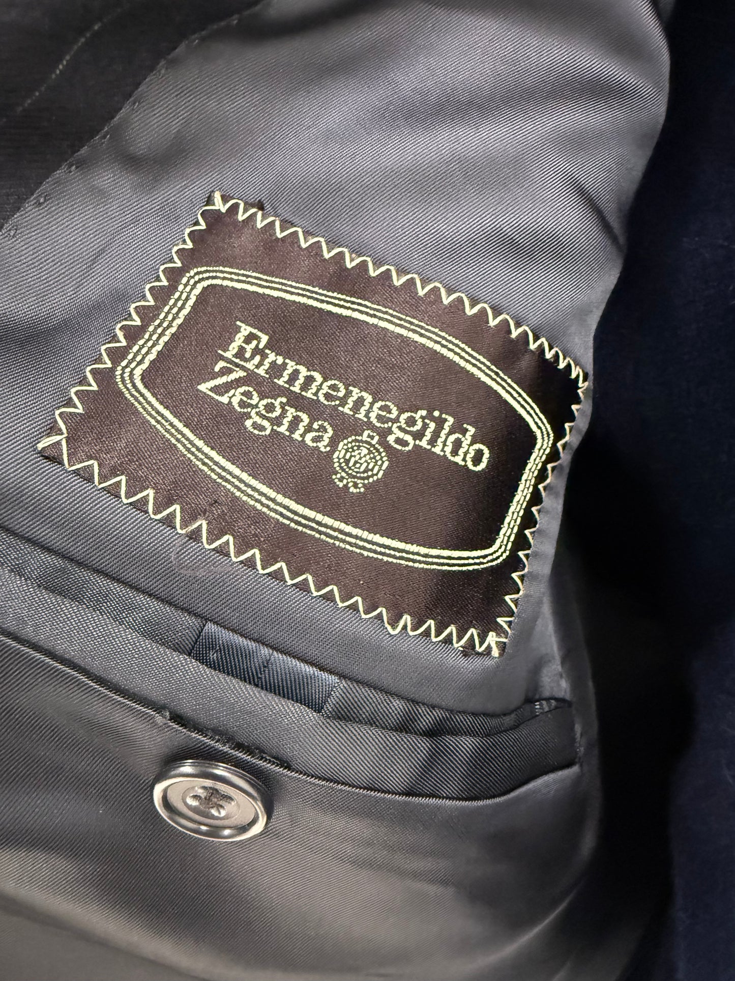 Costum ultra luxury Zegna în dungi fine verticale cu închidere dublă