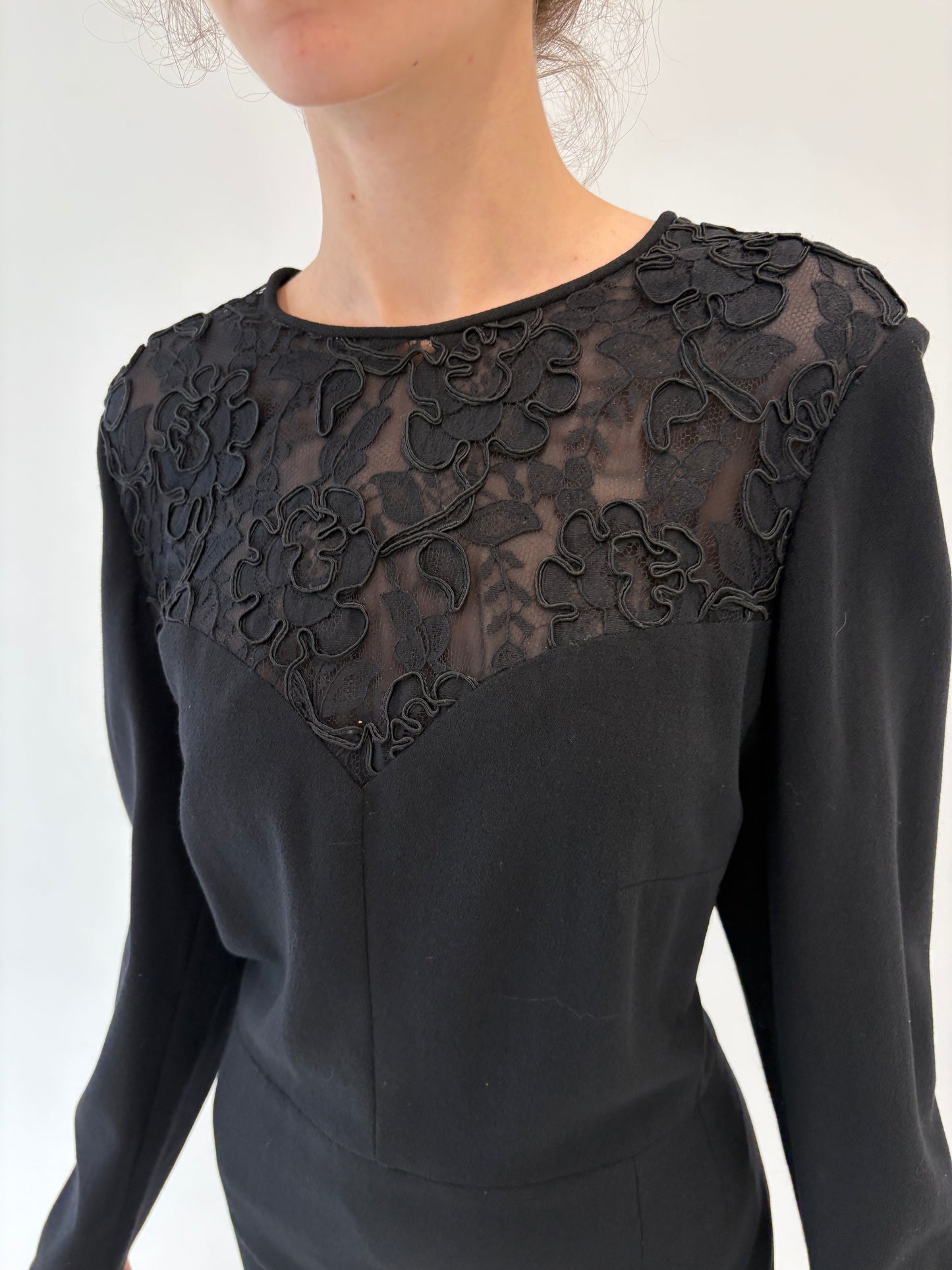 LBD vintage din stofă extrafina de lana cu inserții de dantelă