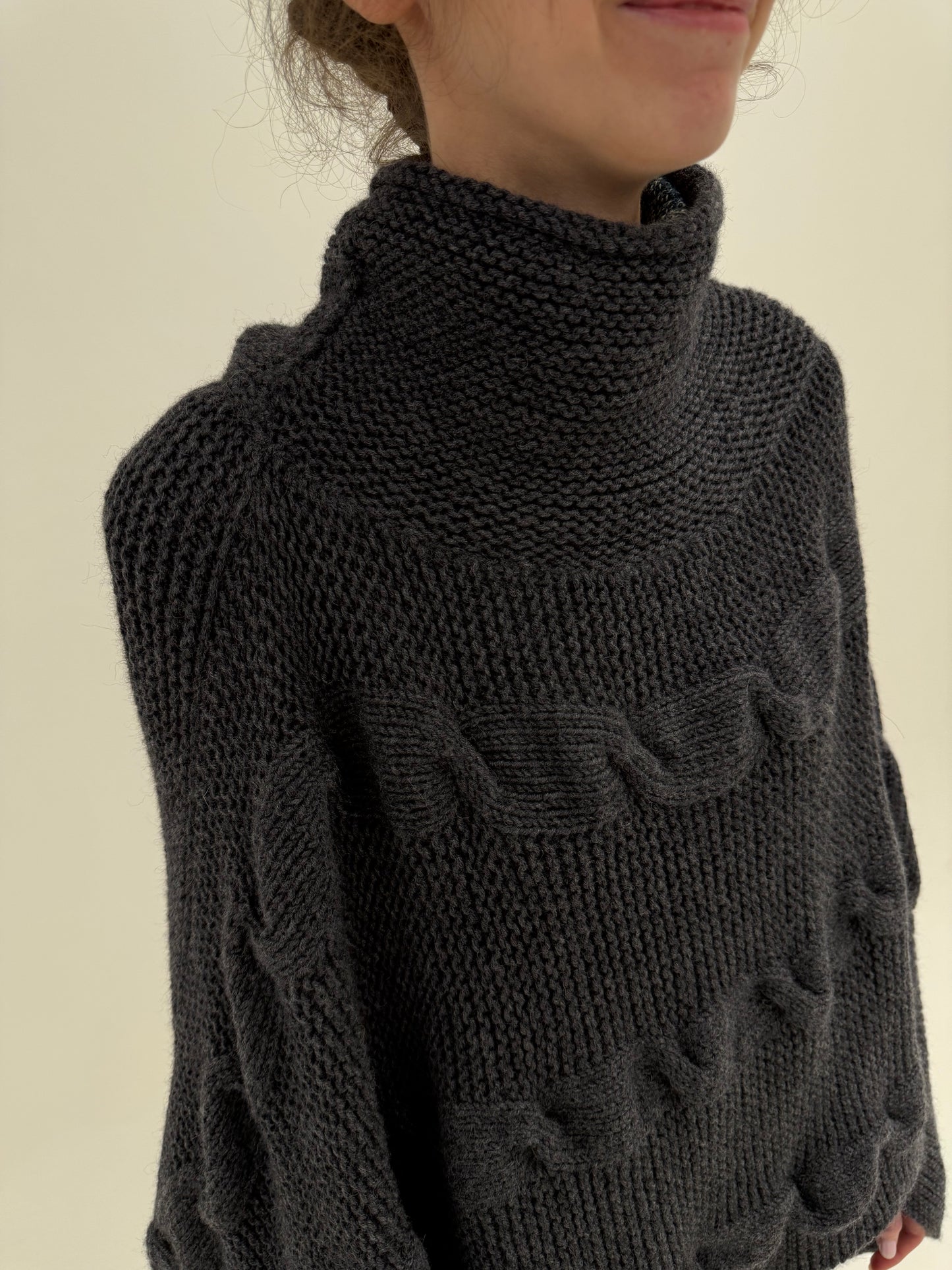 Capa charcoal gray din tricot de lana extrafina