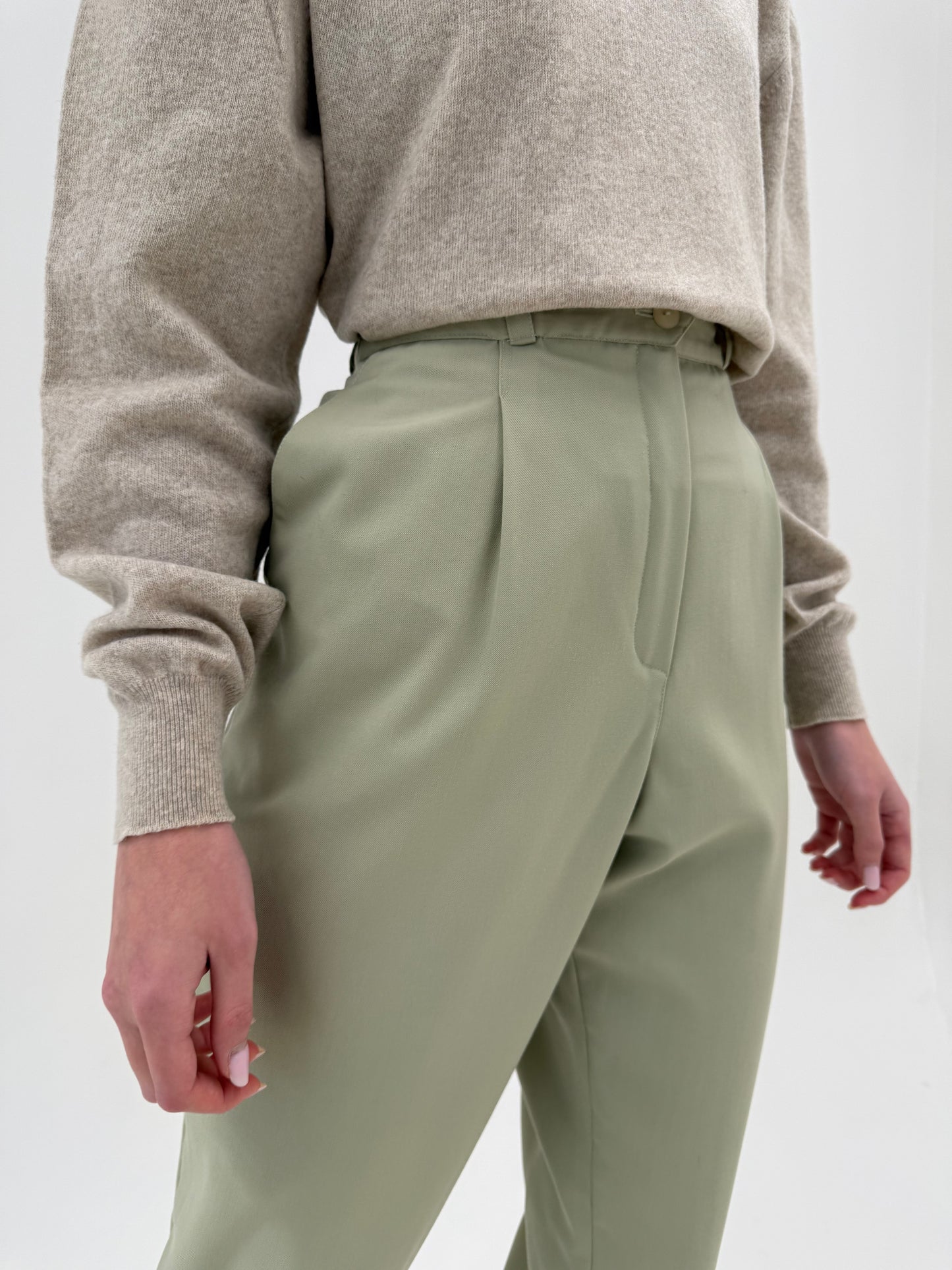 Pantaloni verde pudrat din lana extrafina cu pense și talie ultra înaltă