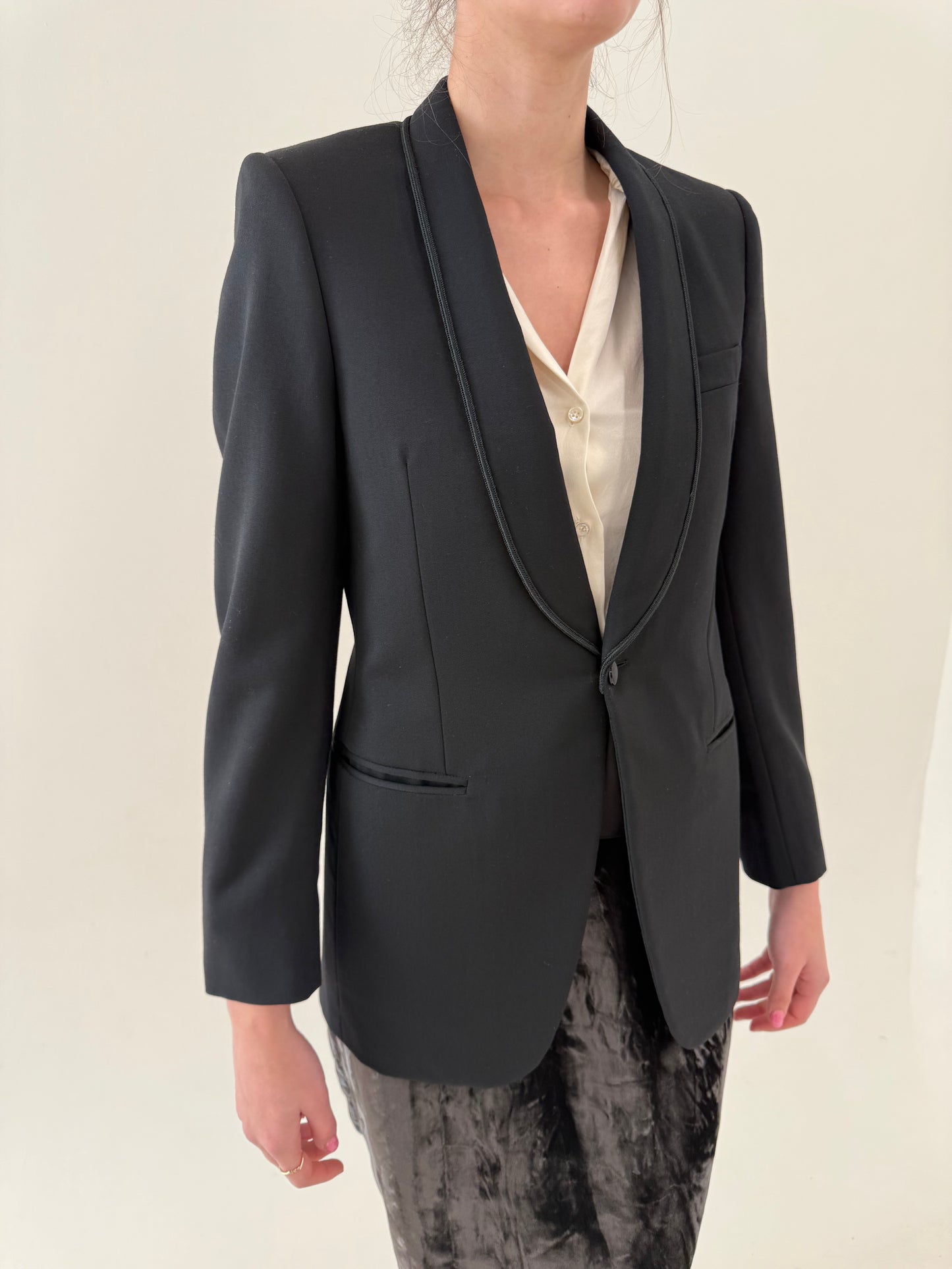 Sacou negru tip smoking cu revere rotunjite de la zi la seară din lanita structurată