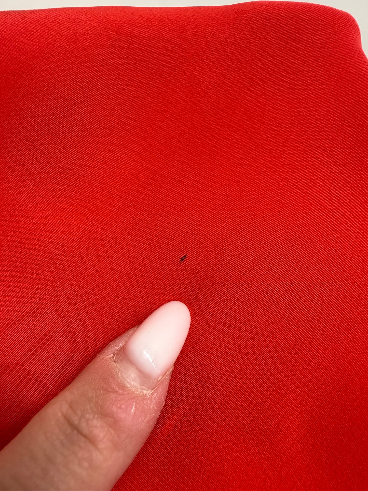 Top electric coral red din mătase naturală în croi minimalist
