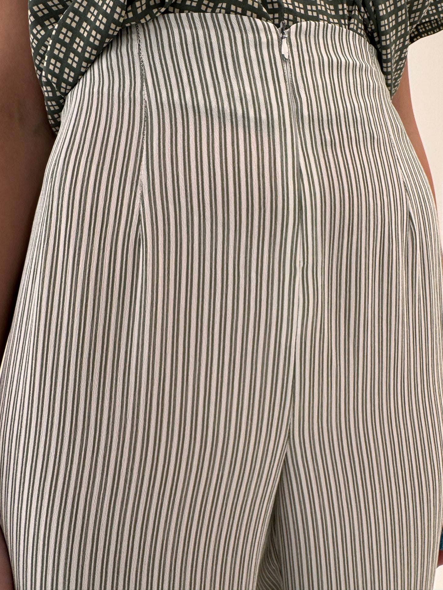 Pantaloni business de vară în dungi fine verticale Sage green
