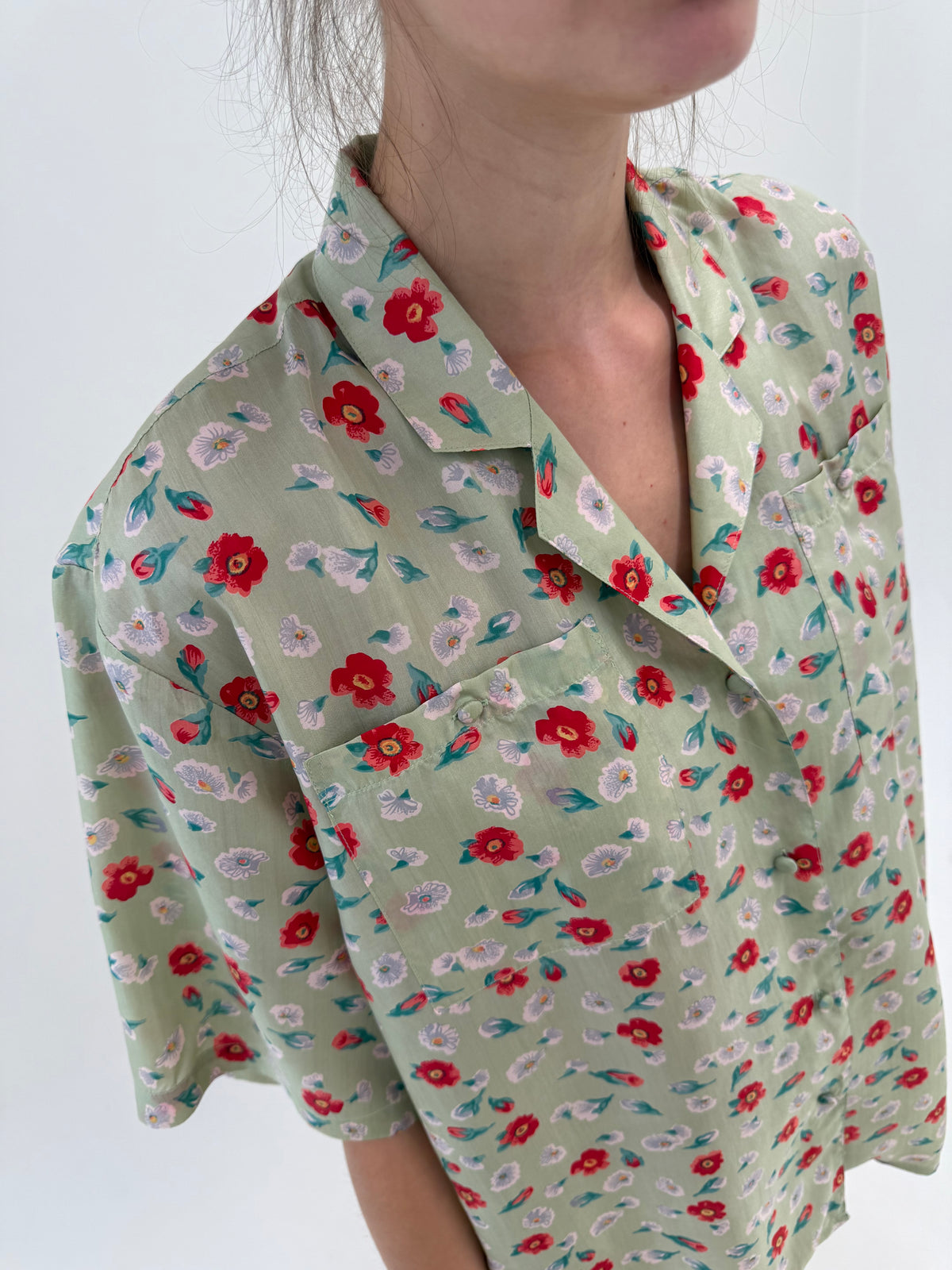 Cămașa light green cu print floral cu maci din mătase naturală