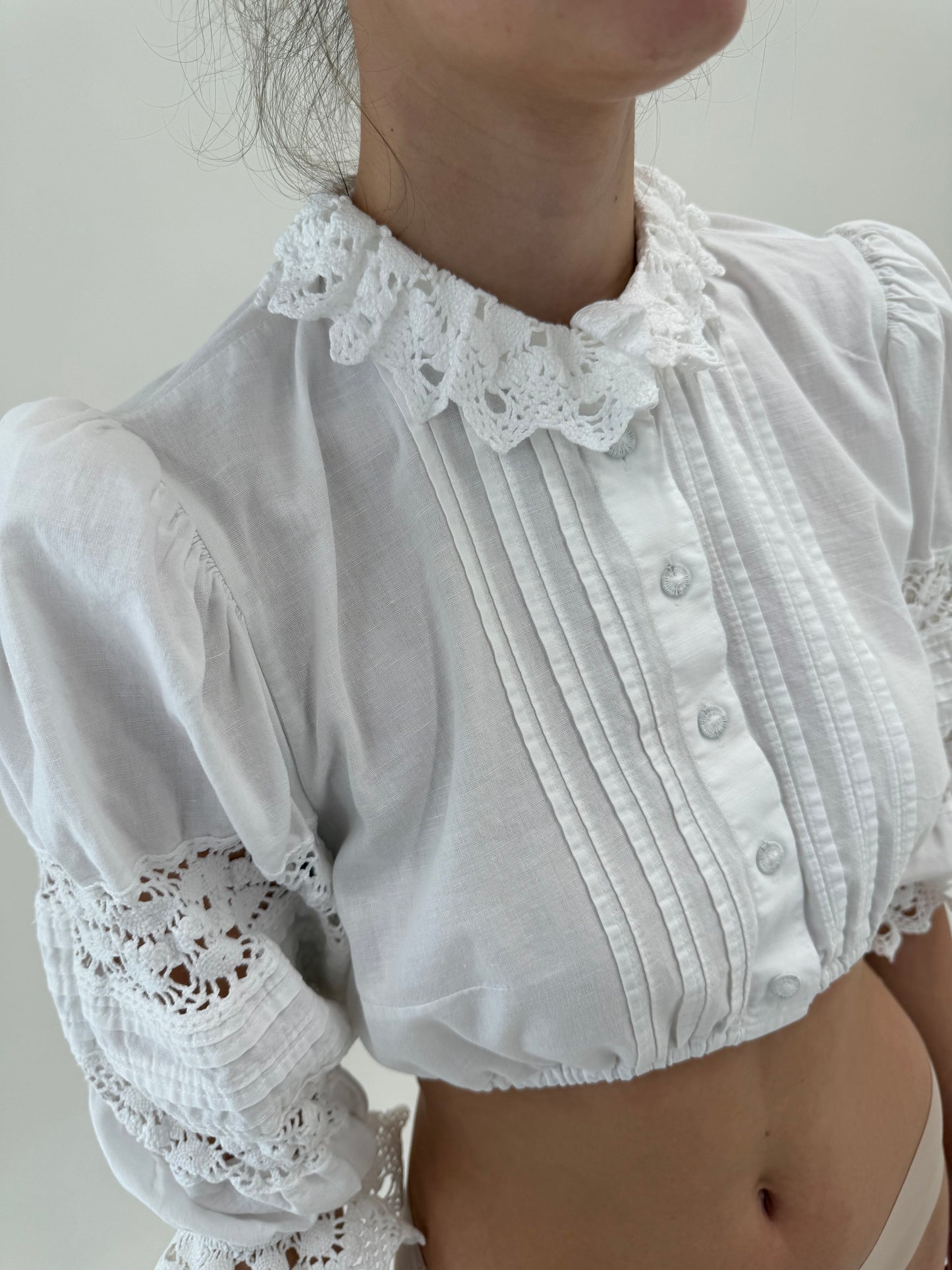Top vintage cropped din panza bumbac cu in și dantelă macrame