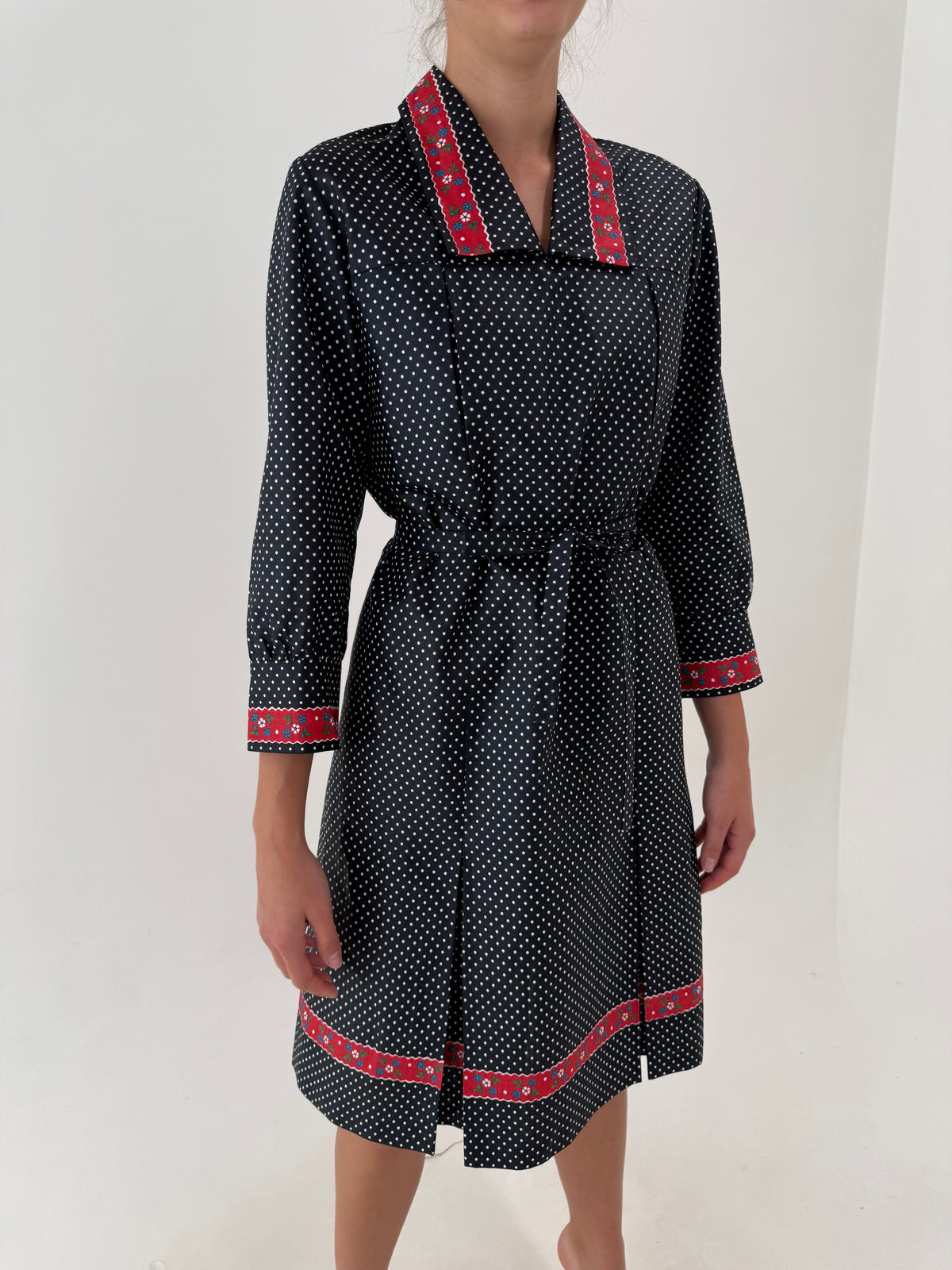 Rochie vintage neagră cu hulaine albă din bumbac gros cu talie reglabilă din cordon
