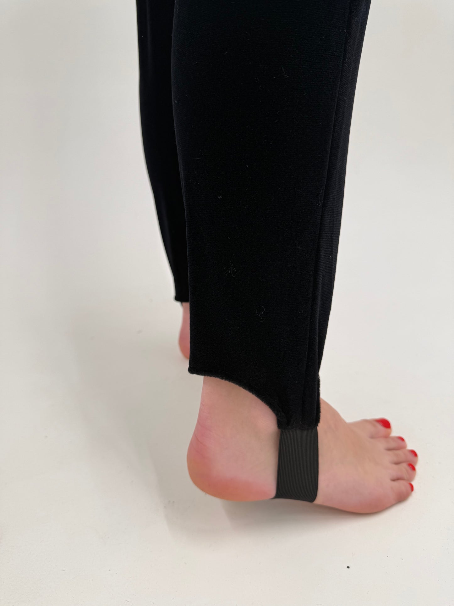 Pantaloni negri in croi super revenit în trend cu prindere sub talpa mom fit