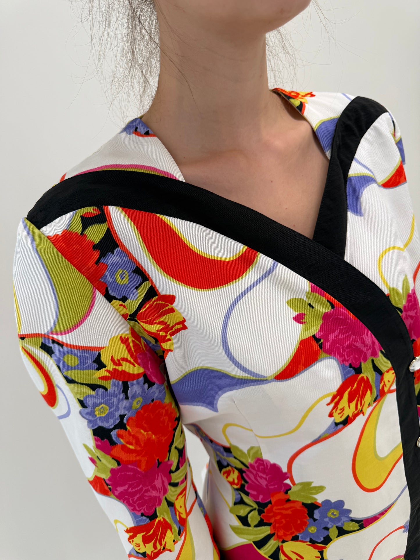 Sacou vintage ultra chic cambrat din faille cu print statement și paspoal negru