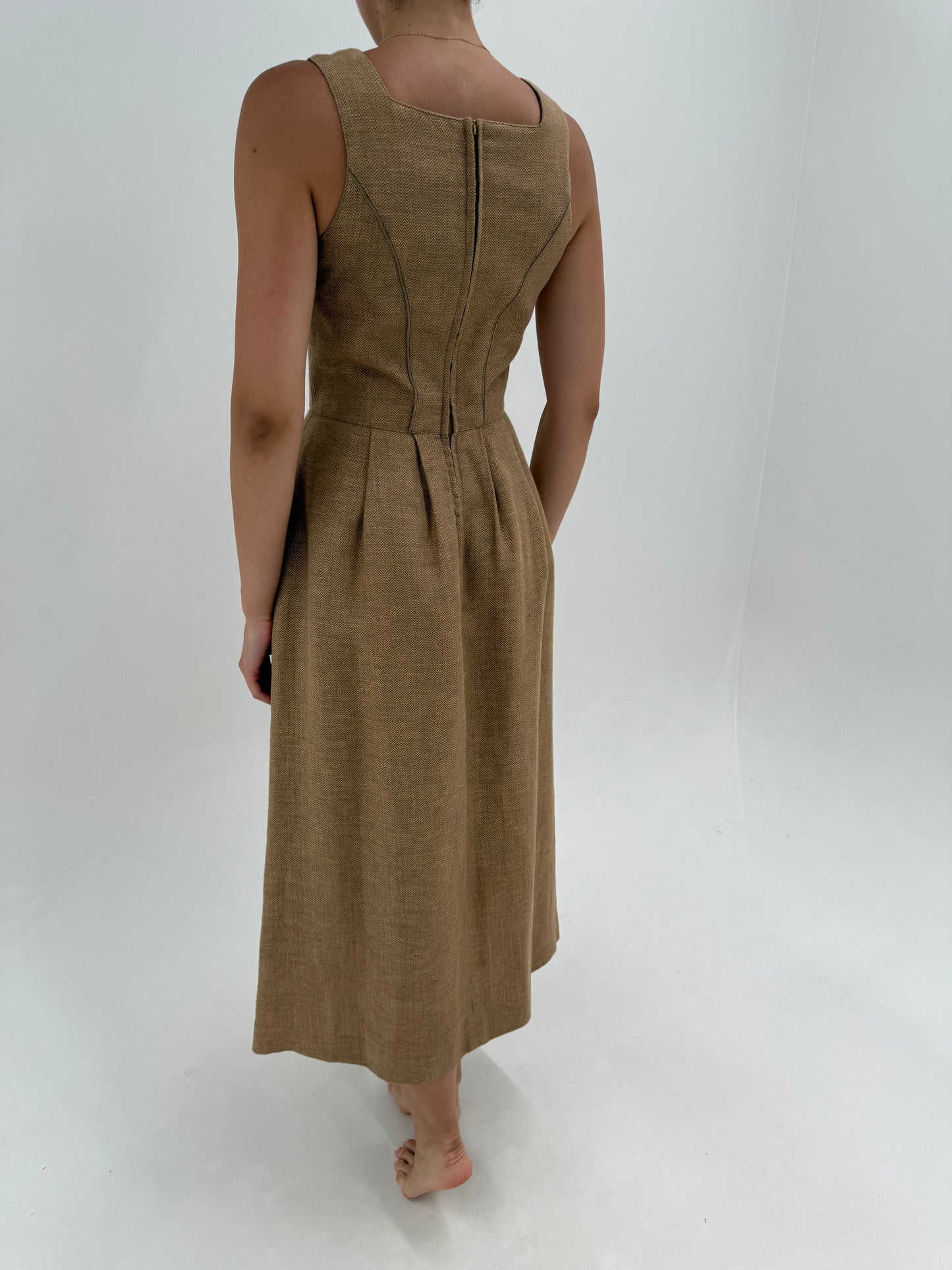 Rochie maxi camel din pânză excepțională de in cu corsaj , broderie și buzunare