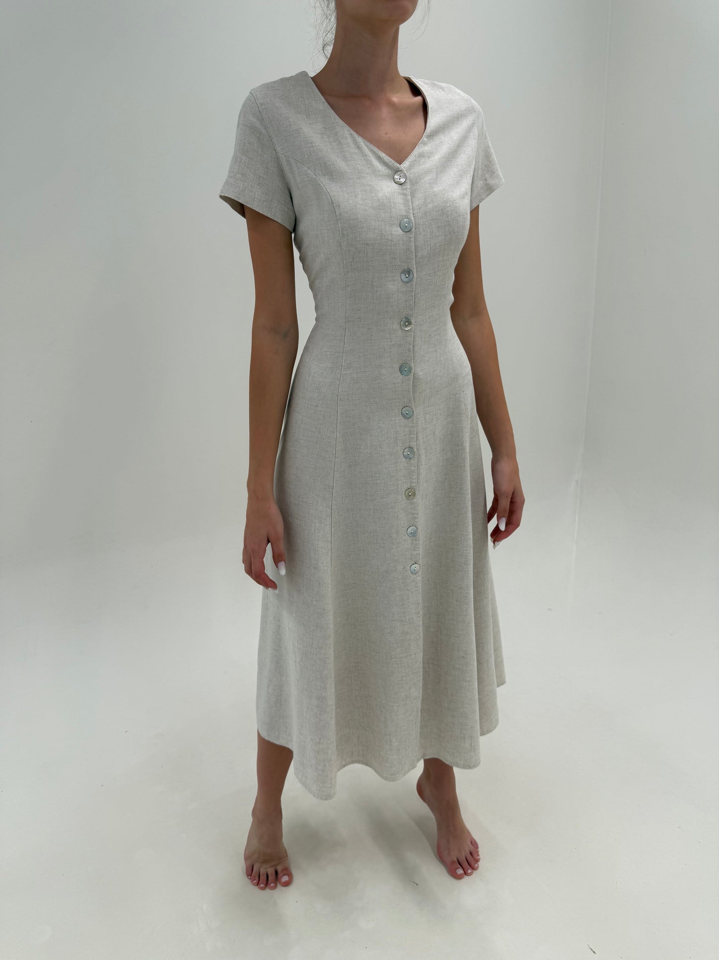 Rochie sand nude gray din pânză cu nasturi mother of pearl în croi ușor cambrat
