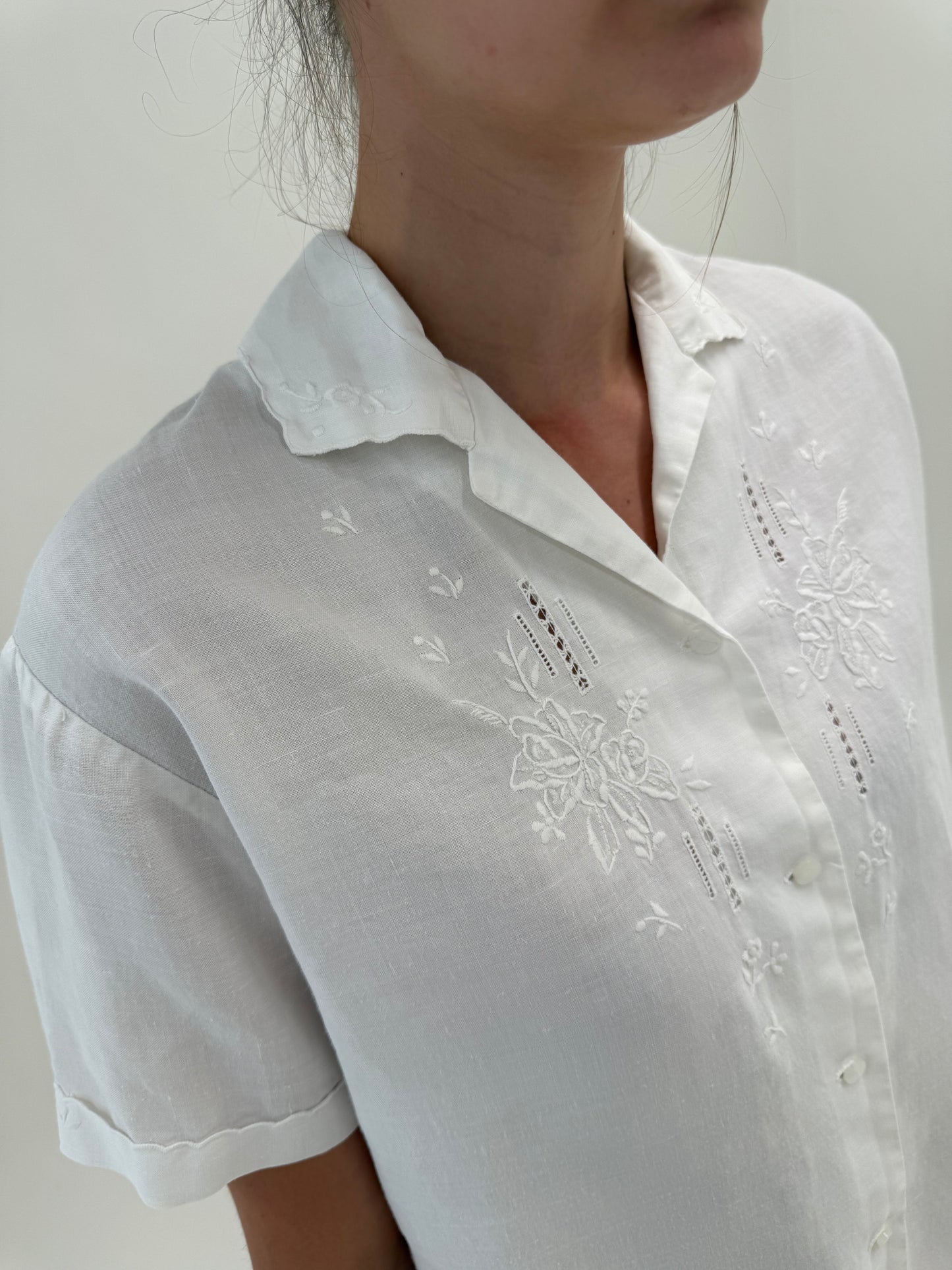 Camasa bijuterie din in cu broderie manuală