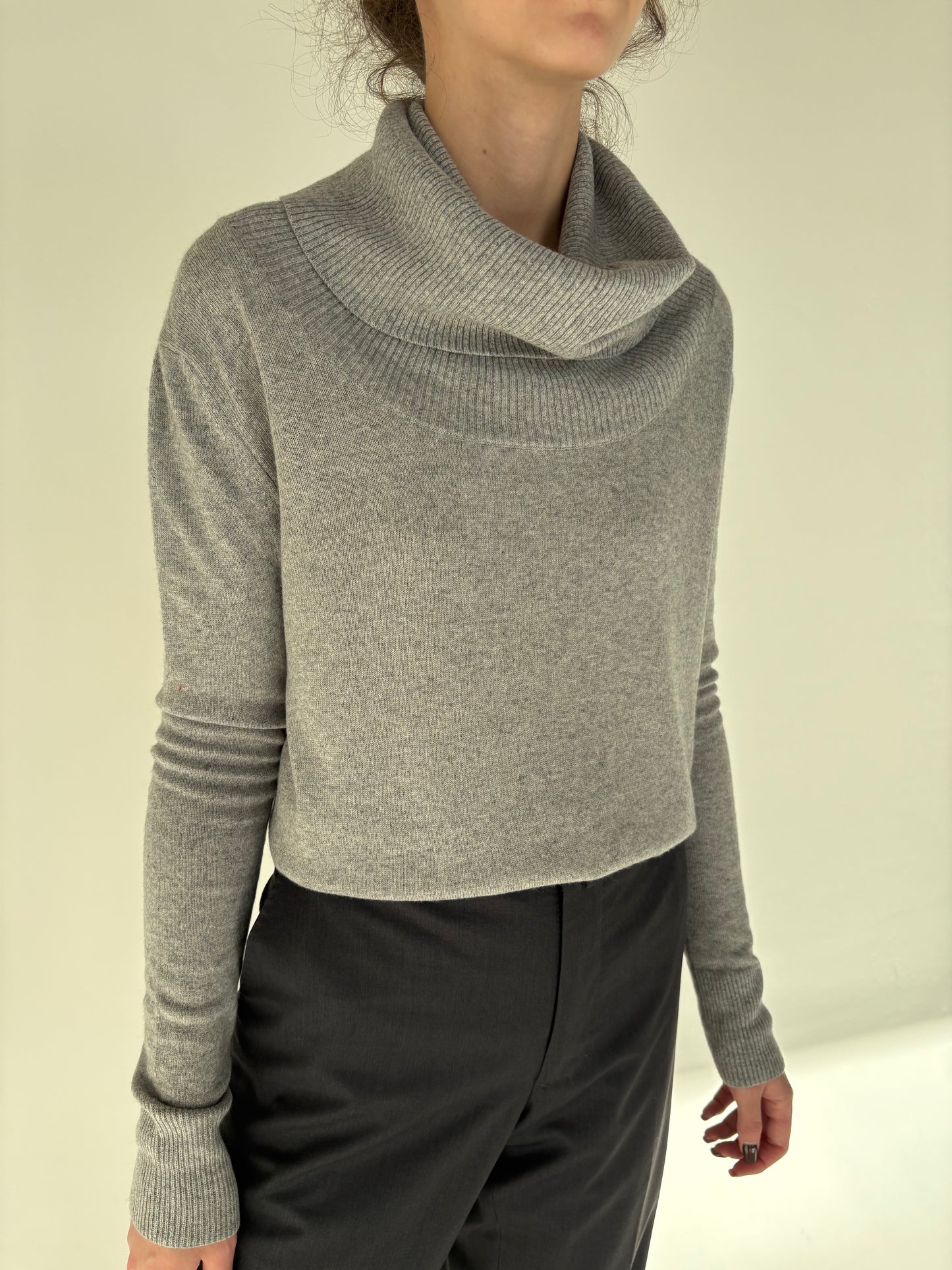 Maleta cu guler sal in croi minimalist din lana merino extrafina