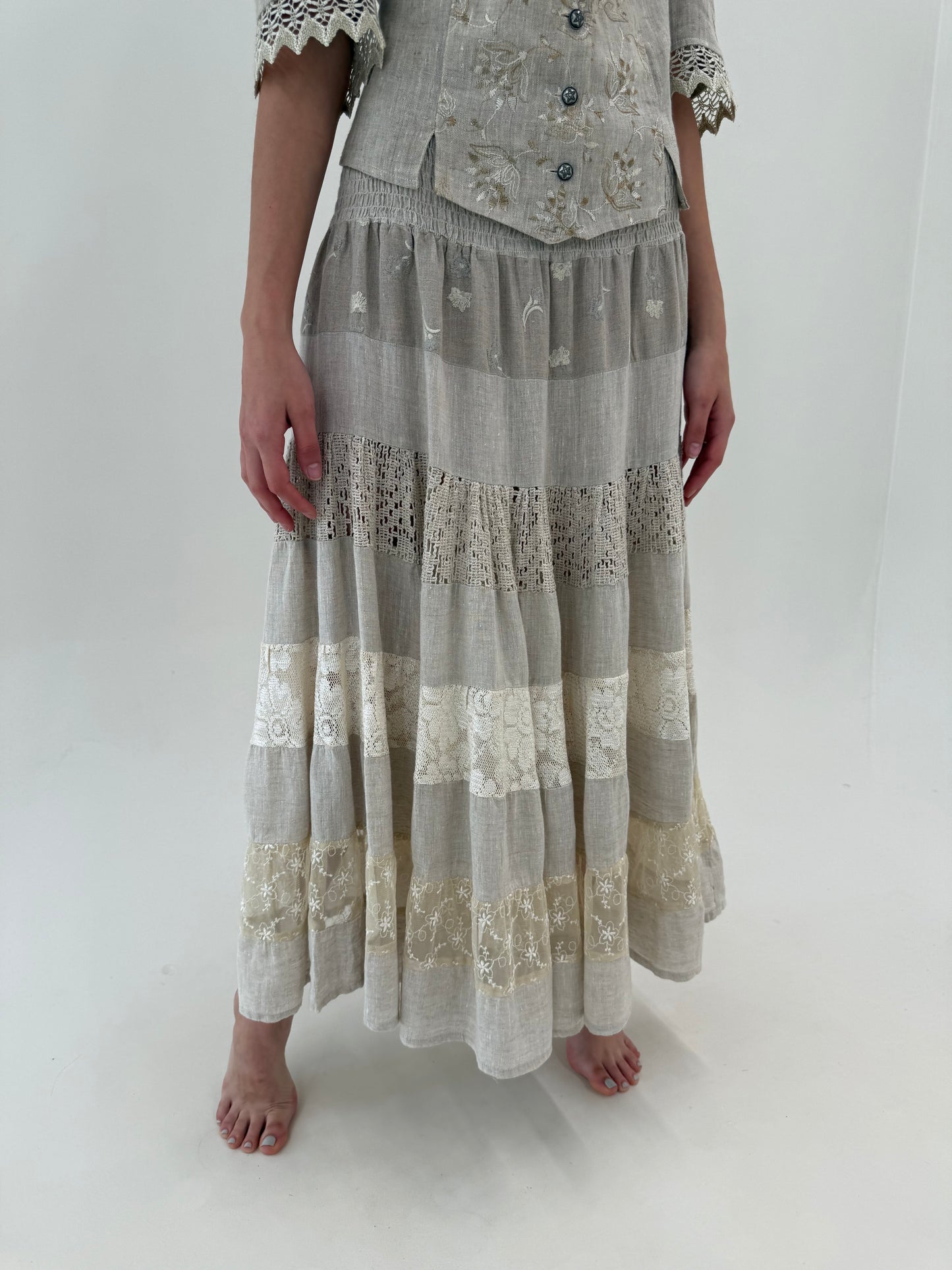 Rochie din panza de in cu bust elastic,  broderie și inserții de macrame lucrat manual