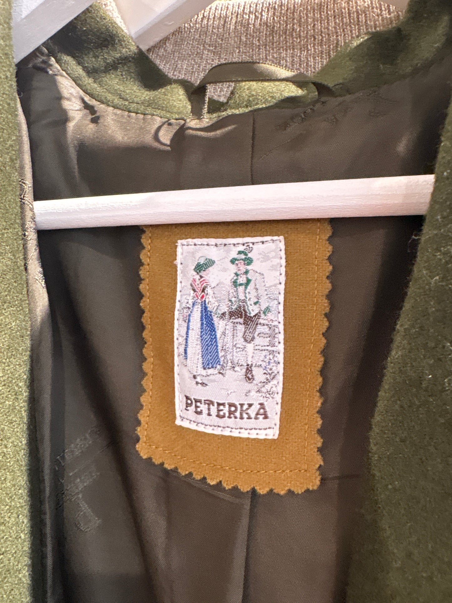 Sacou vintage cambrat forest green cu umeri ușor bufanți 80% lana