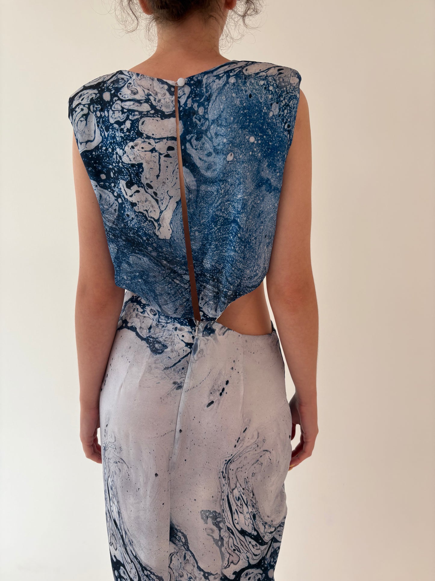 Rochie cu print superb în nuanțe de albastru cu decupaje chic