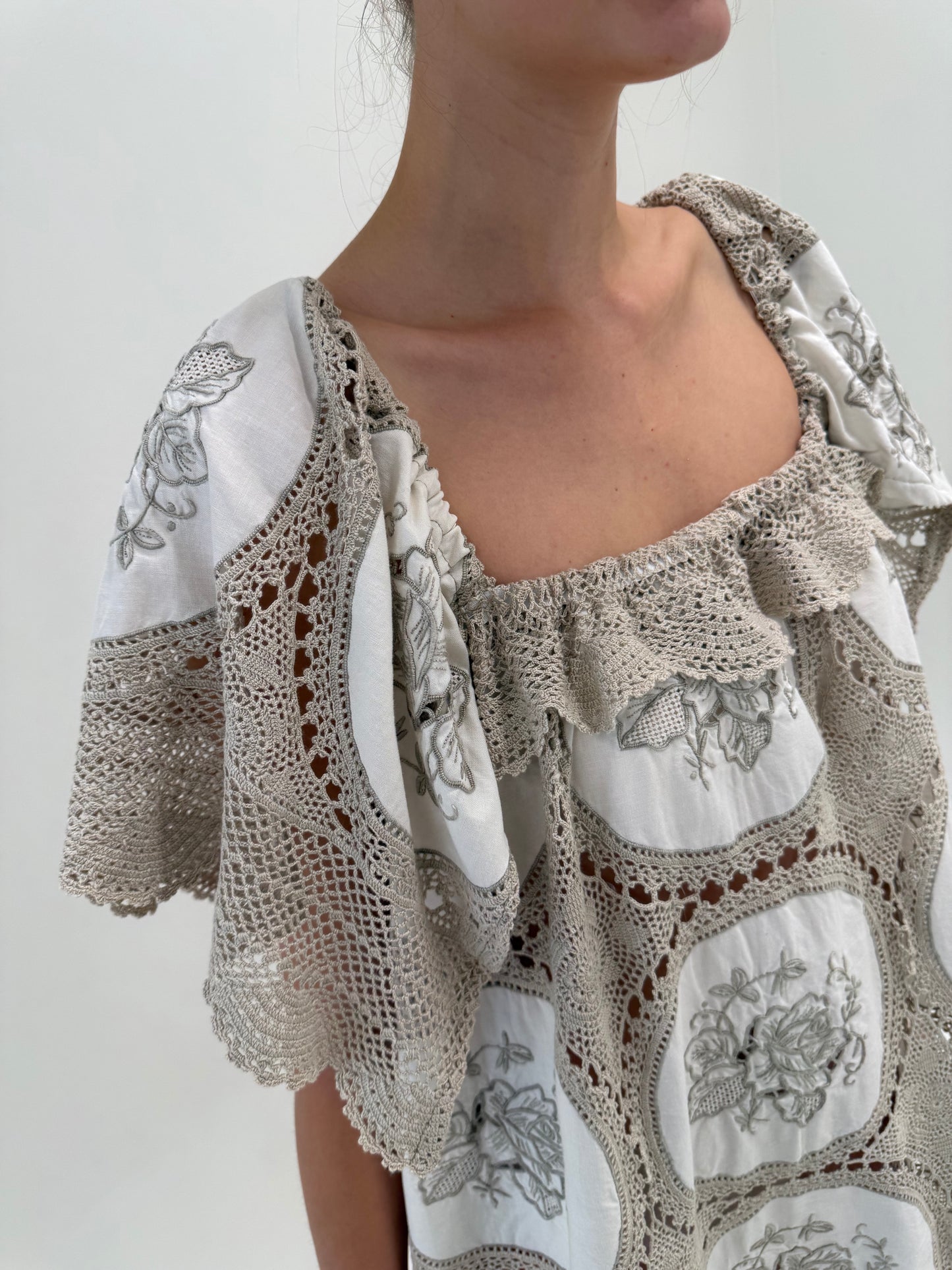 Rochie maxi integral lucrată manual cu broderie excepțională și macrame din in tot lucrat manual