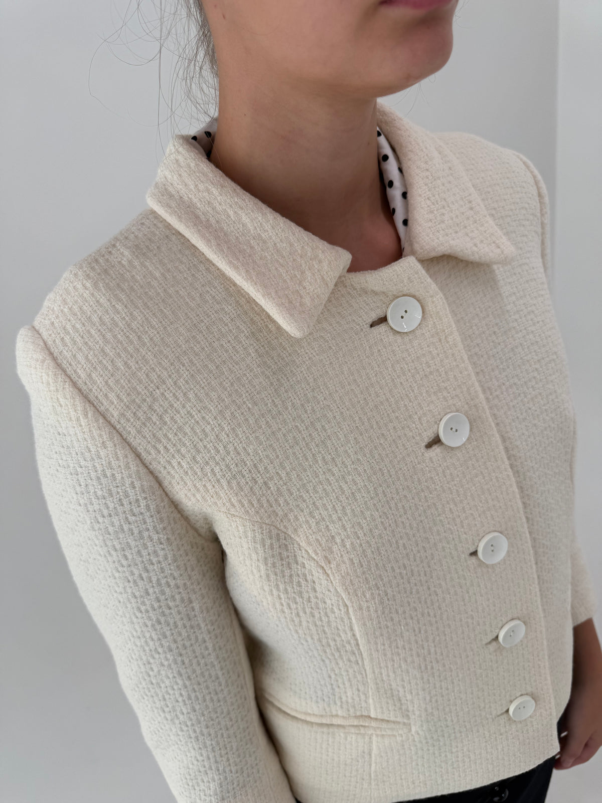 Jacheta petite din tweed și excepțional de lana în croi ușor boxy