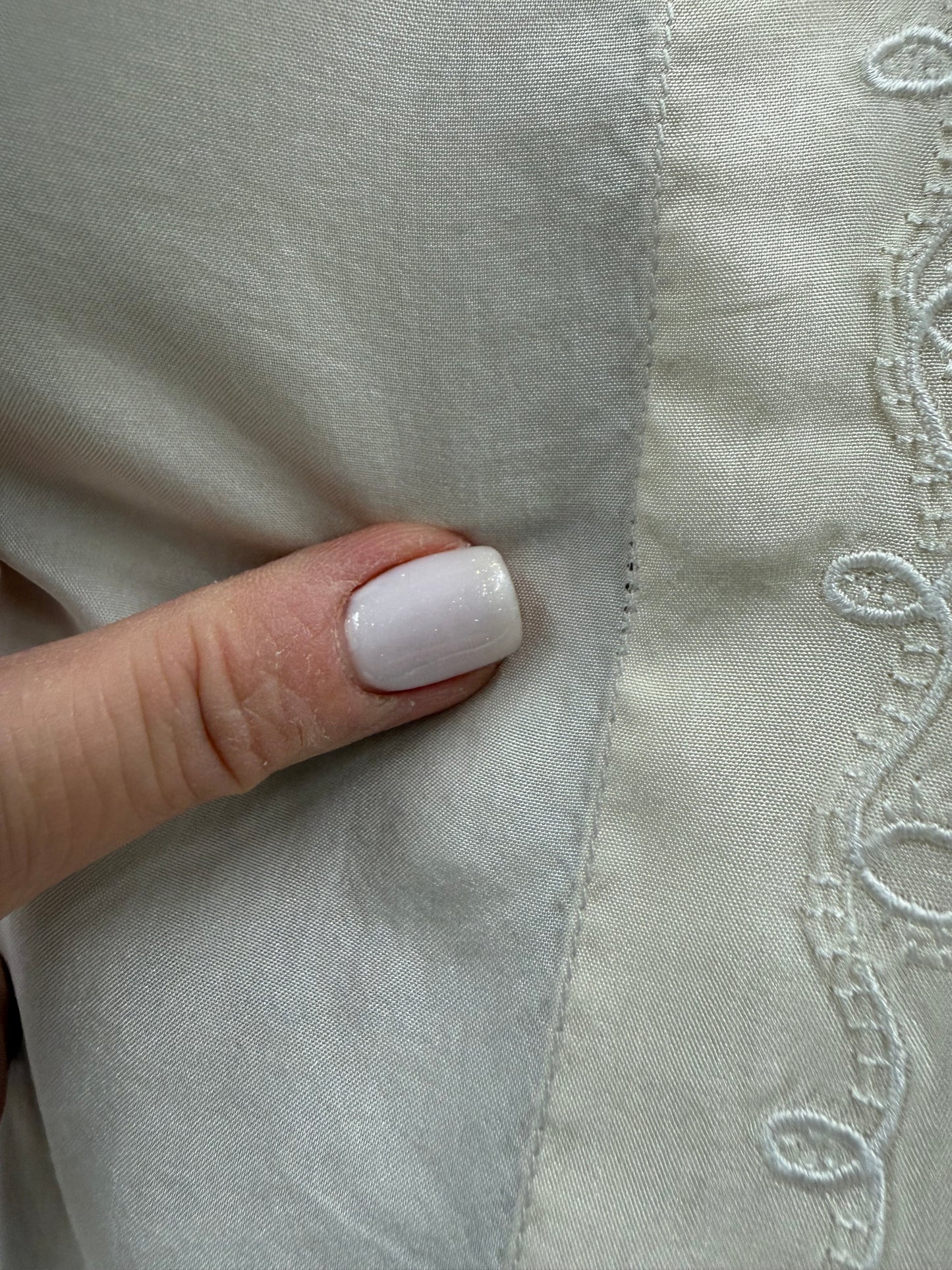 Cămașa din mătase naturală cu broderie manuală