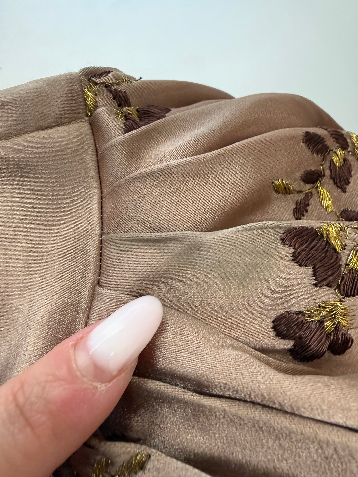 Rochie vintage anii 50 soft bronze integral brodată cu corsaj din twill de mătase naturală
