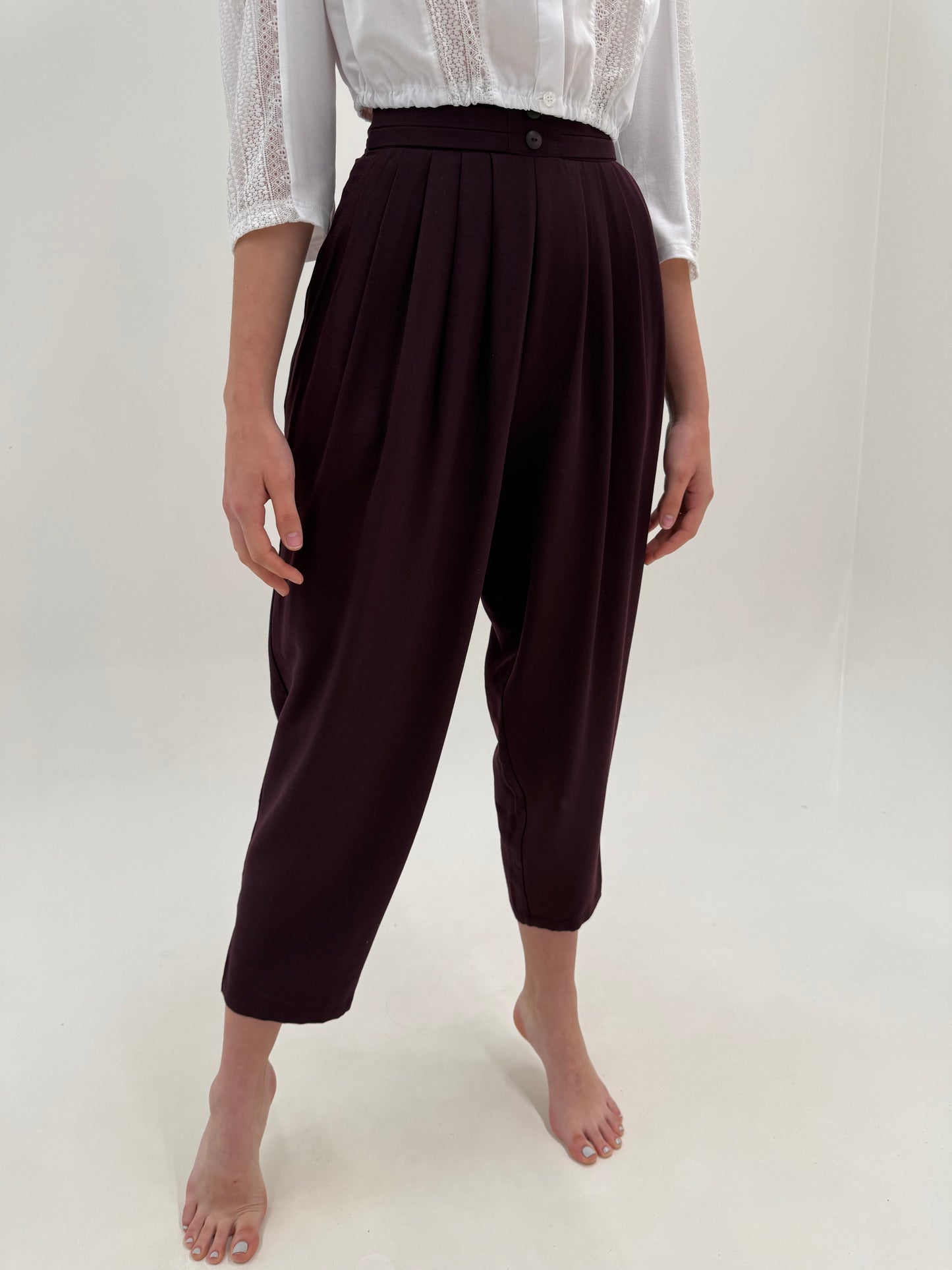 Costum vintage de vară aubergine cu sacou cambrat și pantaloni drapați