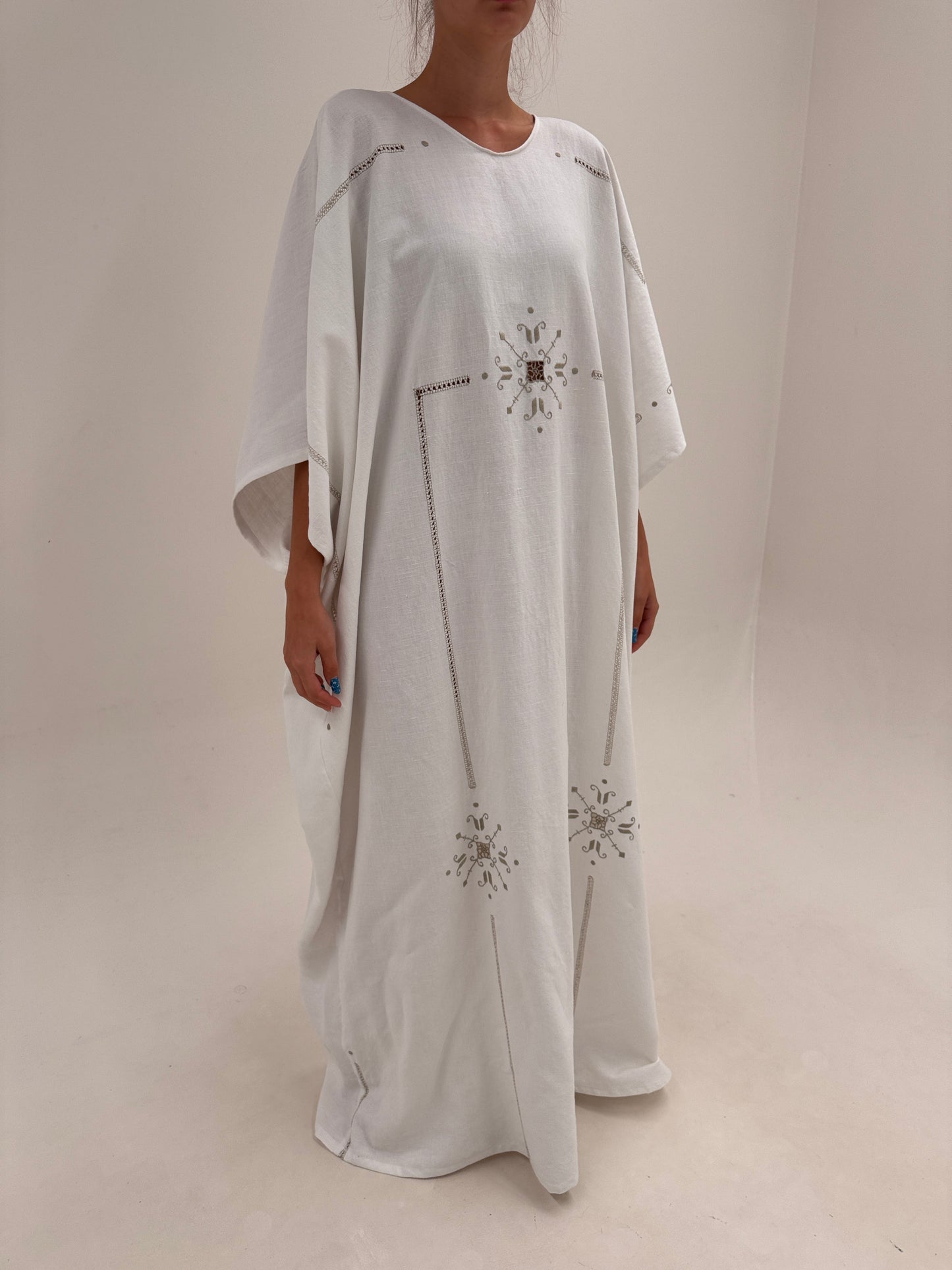 Kaftan tall din pânză excepțională de in cu broderie manuală ușor contrastanta