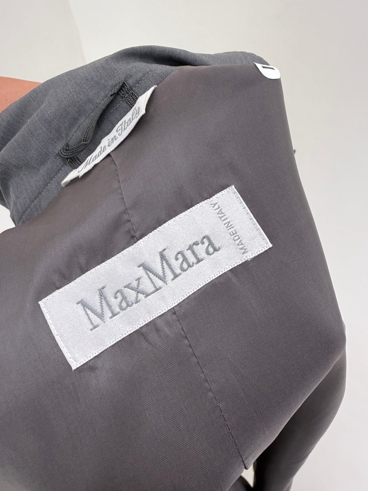 Pardesiu Max Mara din lana extrafina și mătase naturală cu revere late și închidere dublă