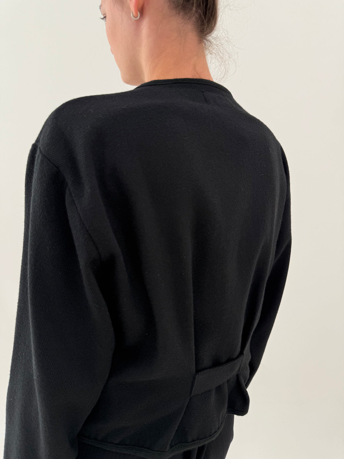 Sacou vintage negru în croi minimalist ușor boxy cu talie marcată la spate