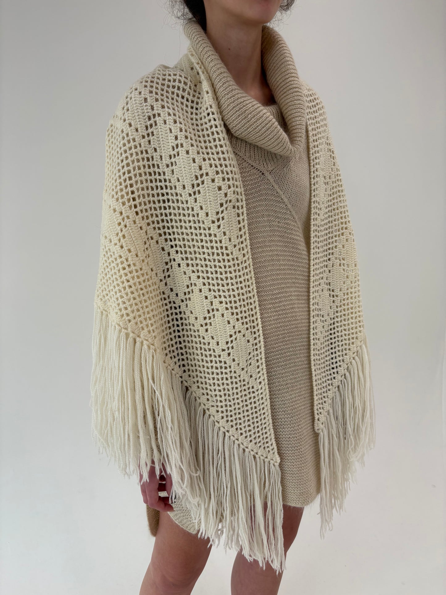 Capa vintage superba tip macrame lucrată manual din lana extrafina