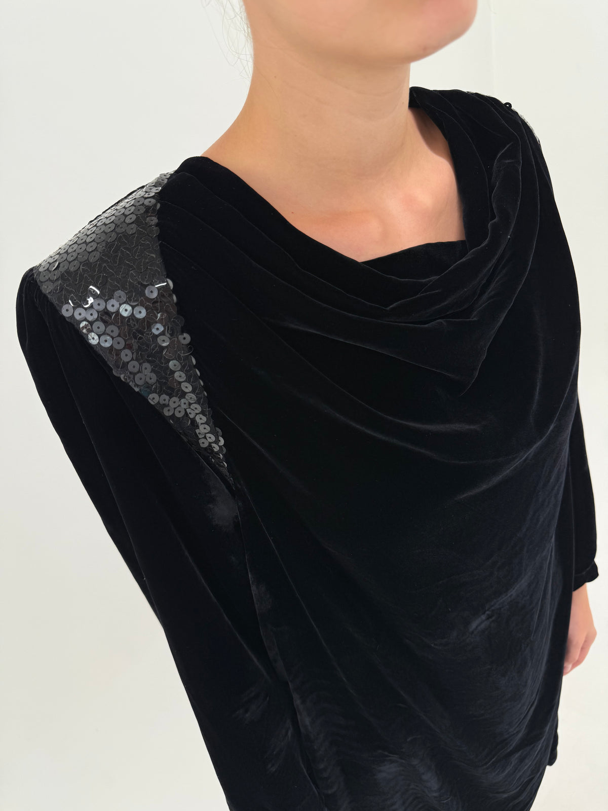 Rochie neagră de brand luxury Marina Rinaldi din catifea prețioasă mix de mătase naturală