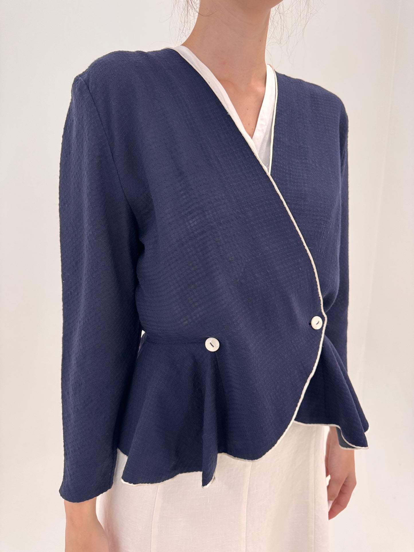 Sacou ultra cambrat Navy blue din pânză texturată cu paspoal alb și peplum