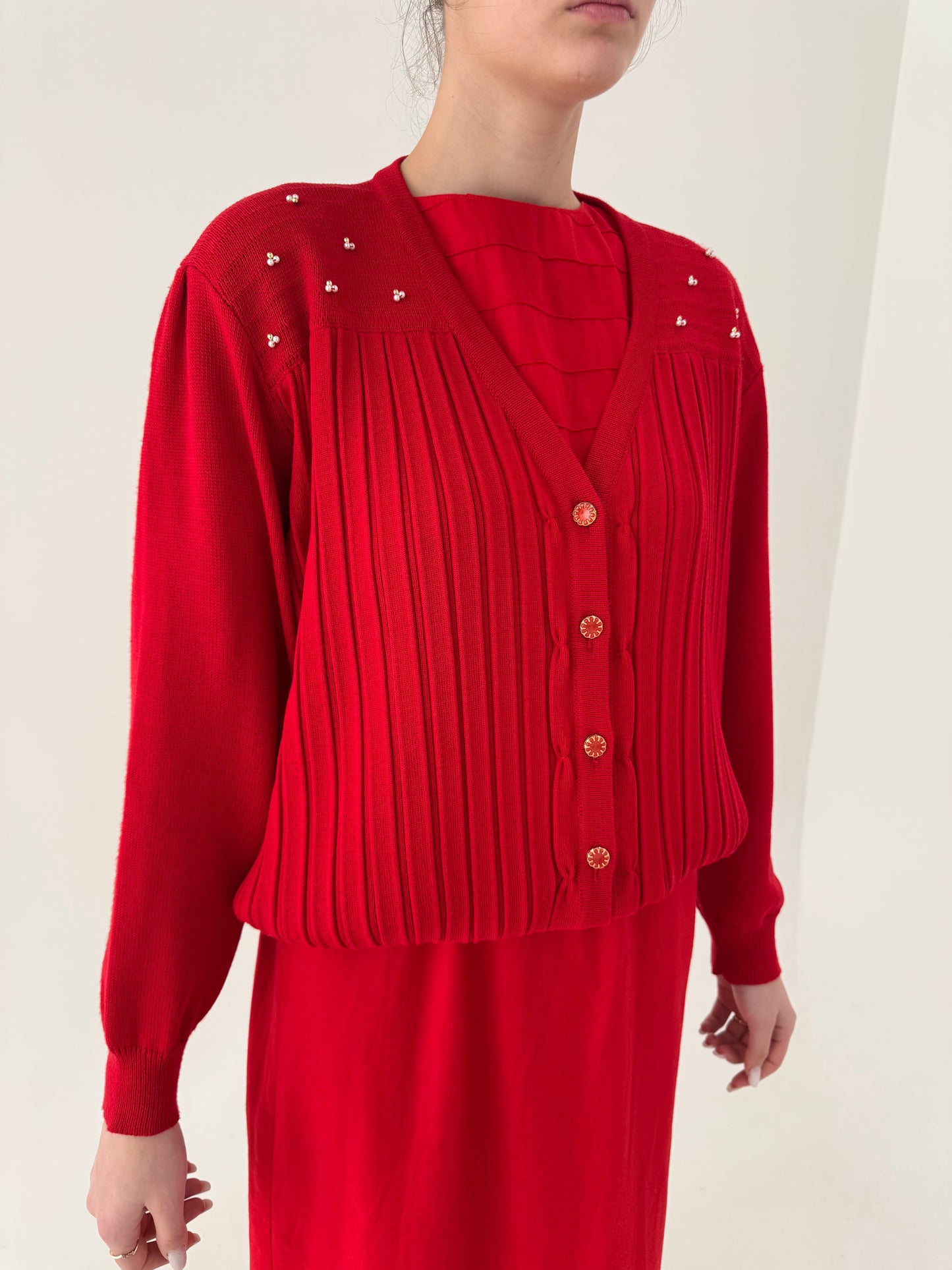 Cardigan vintage cu aplicații manuale perlute cherry red și pliseuri