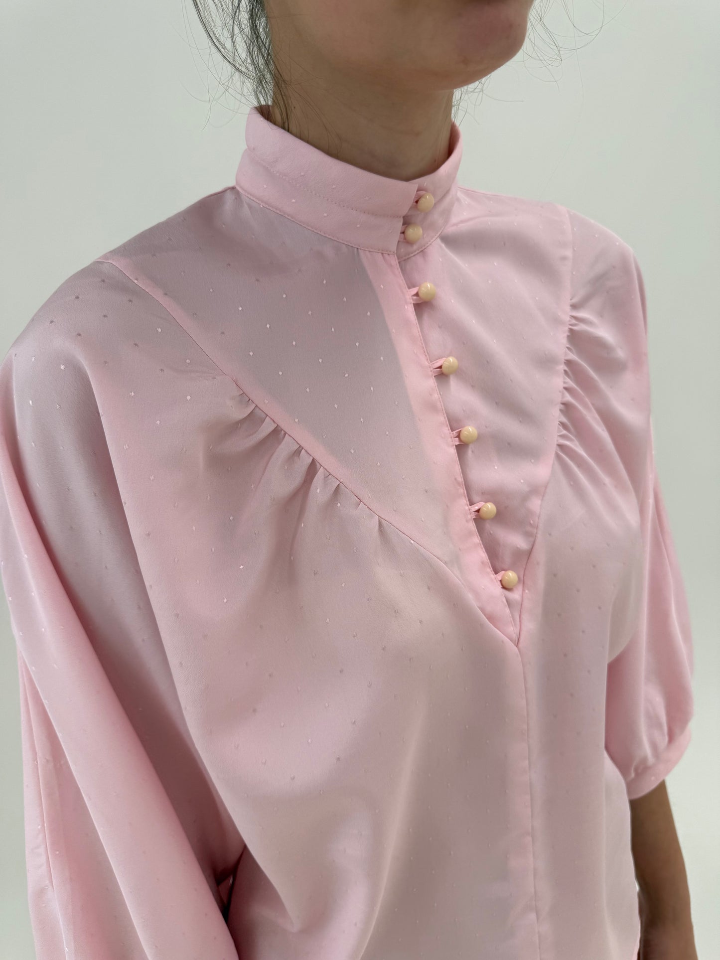 Cămașa vintage powder Pink in croi deosebit cu mâneci ușor bufante