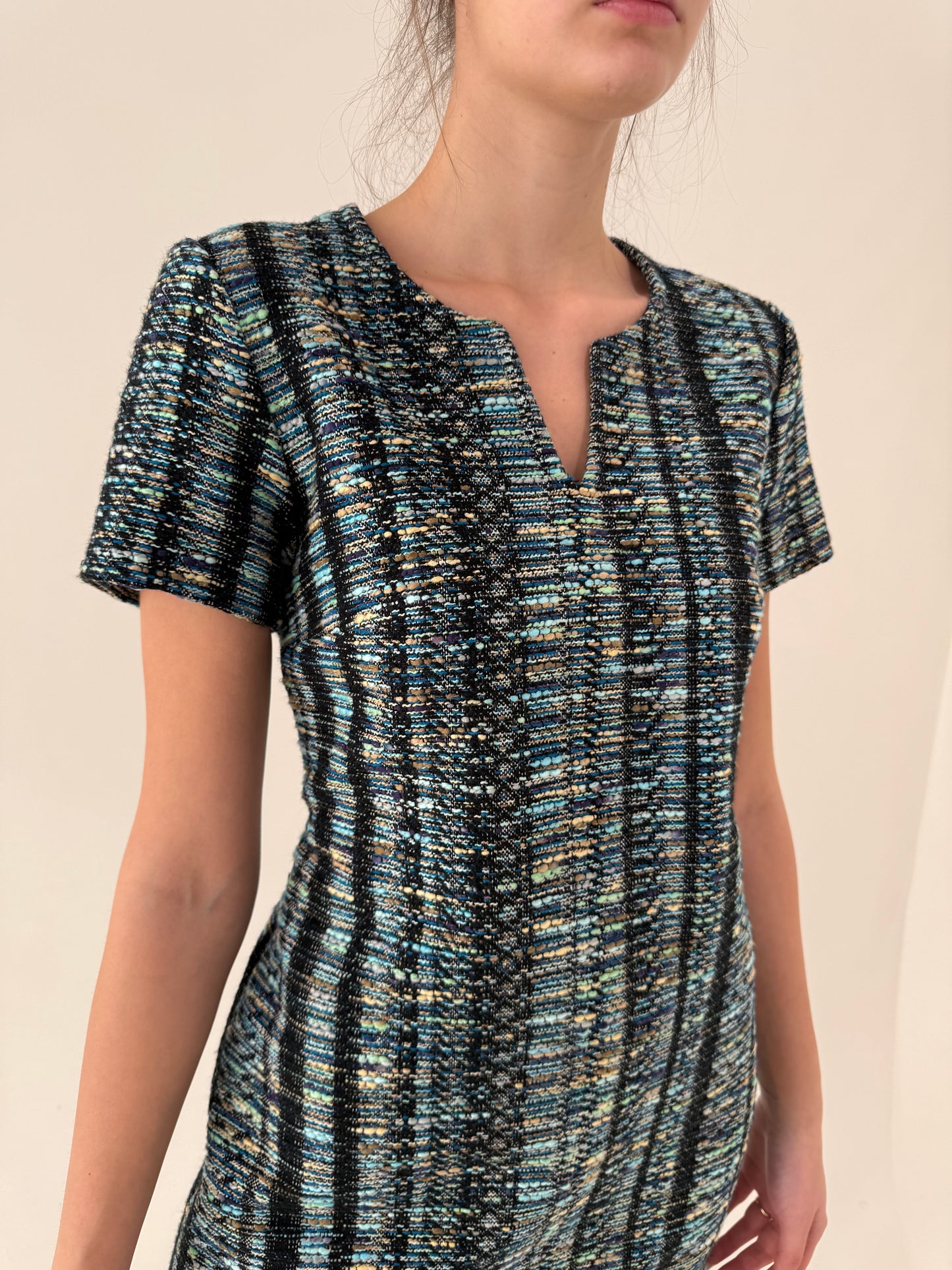 Rochie în croi minimalist din tweed excepțional de bumbac în stil Chanel