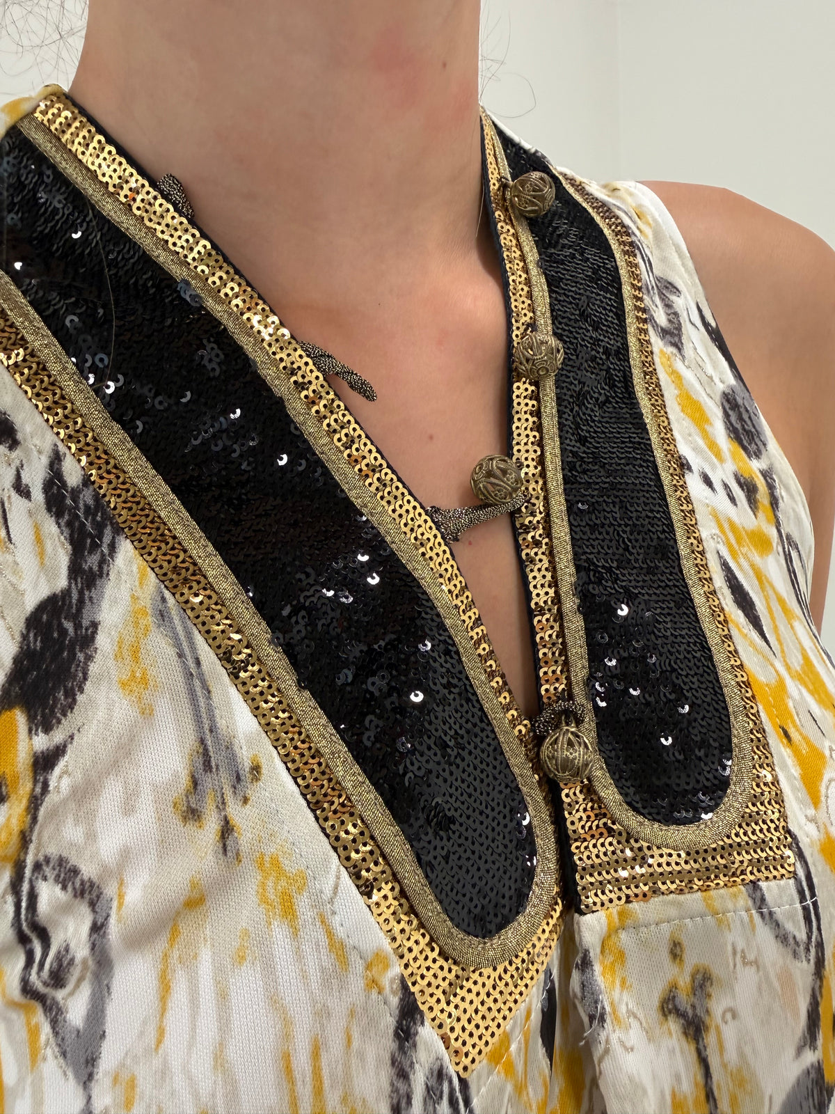 Rochie Roberto Cavalli cu print specific brandului din jerse vaporos și nasturi bijuterie