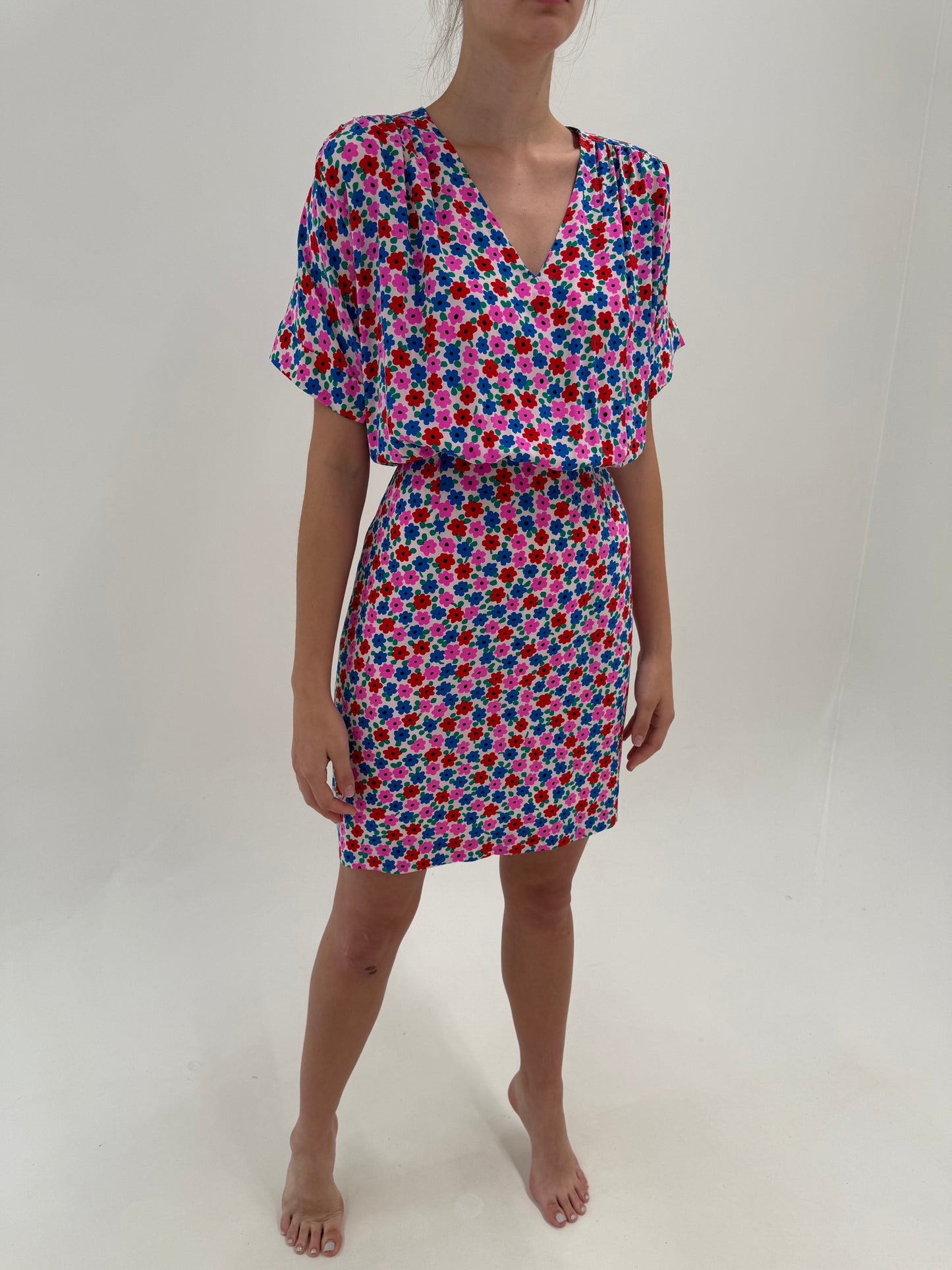 Rochie din mătase naturală cu print fucsia și albastru regal cu bust drapat