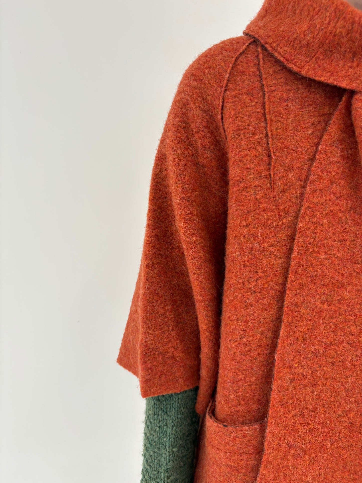 Jacheta tip capa rust orange din boiled wool cu eșarfă proprie