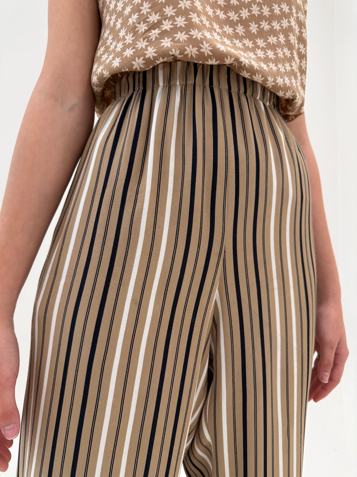 Pantaloni tall spre palazzo în dungi fine dark camel cu talie elastică