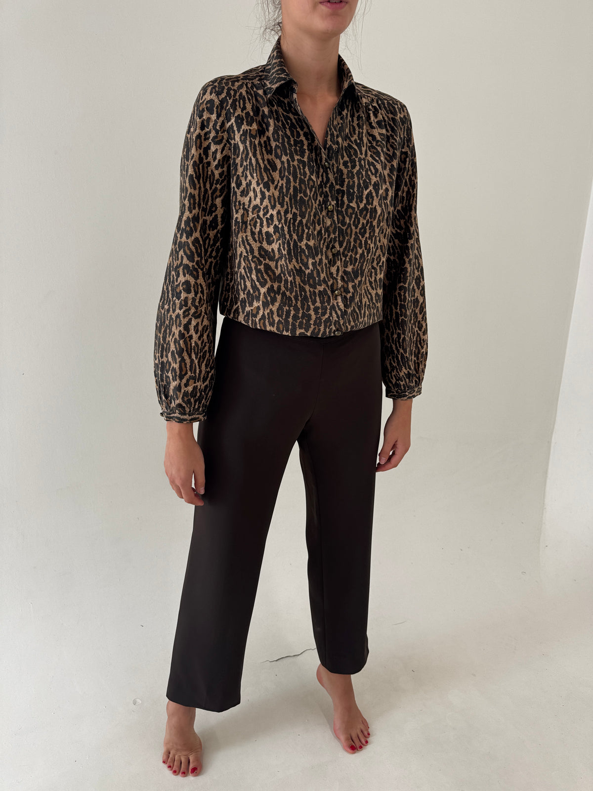 Pantaloni business de toamnă chocolate brown din vascoza și croi ușor evazat