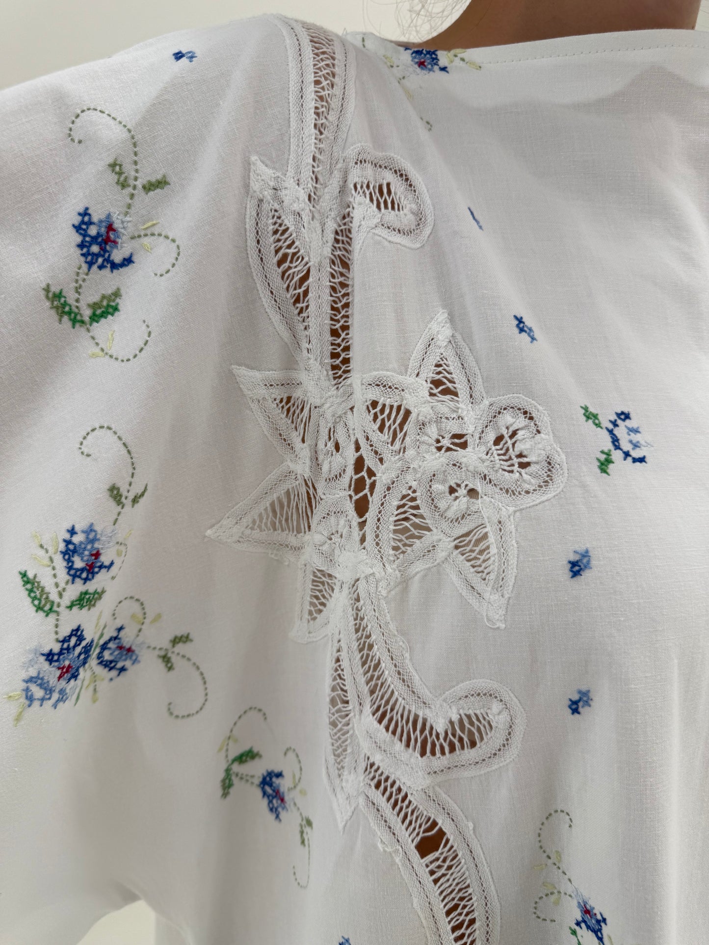 Kaftan bijuterie cu 2 tipuri de broderie manuală excepțională din pânză