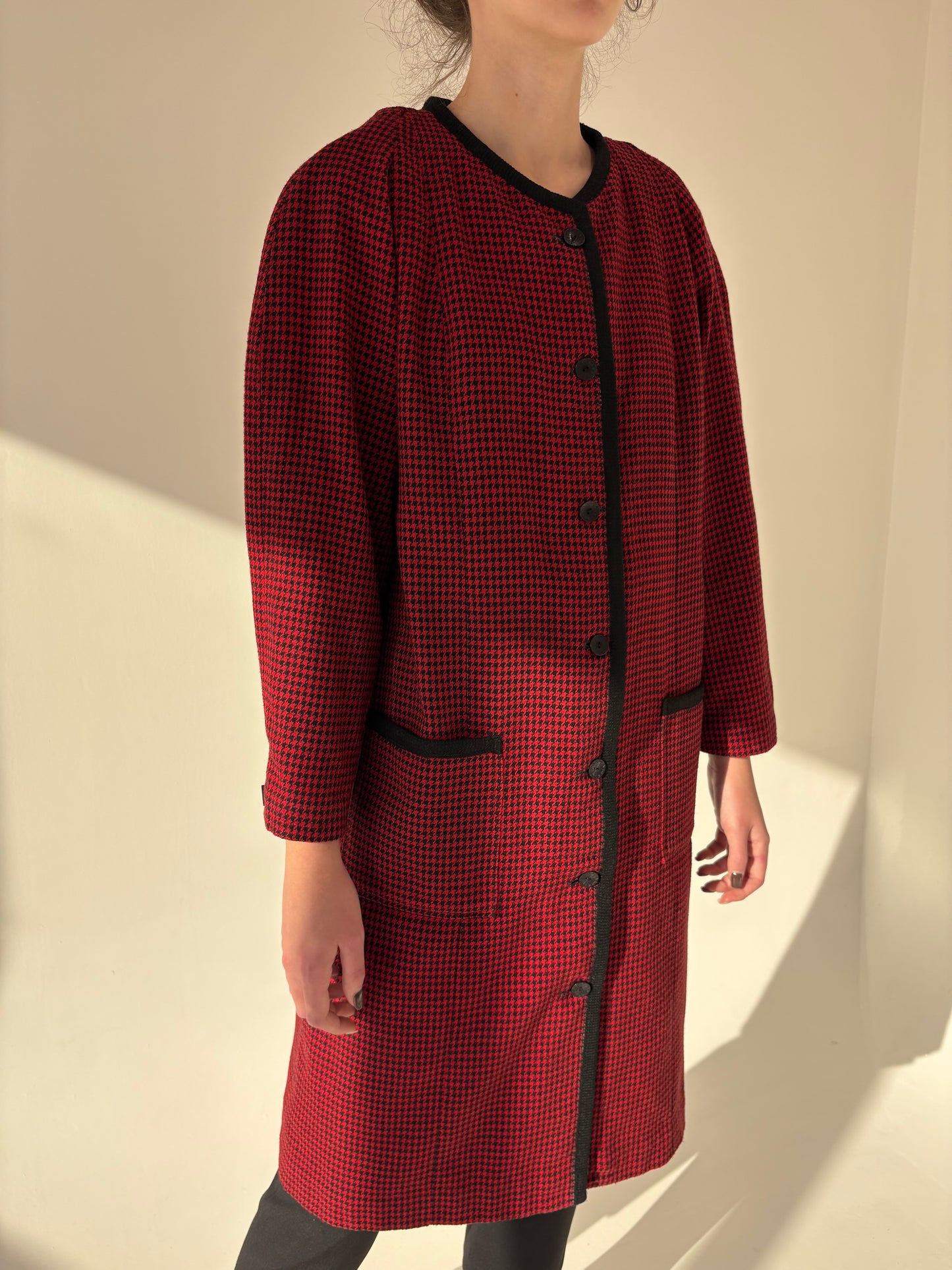 Pardesiu on stil Chanel dark cherry în carouri fine din lana