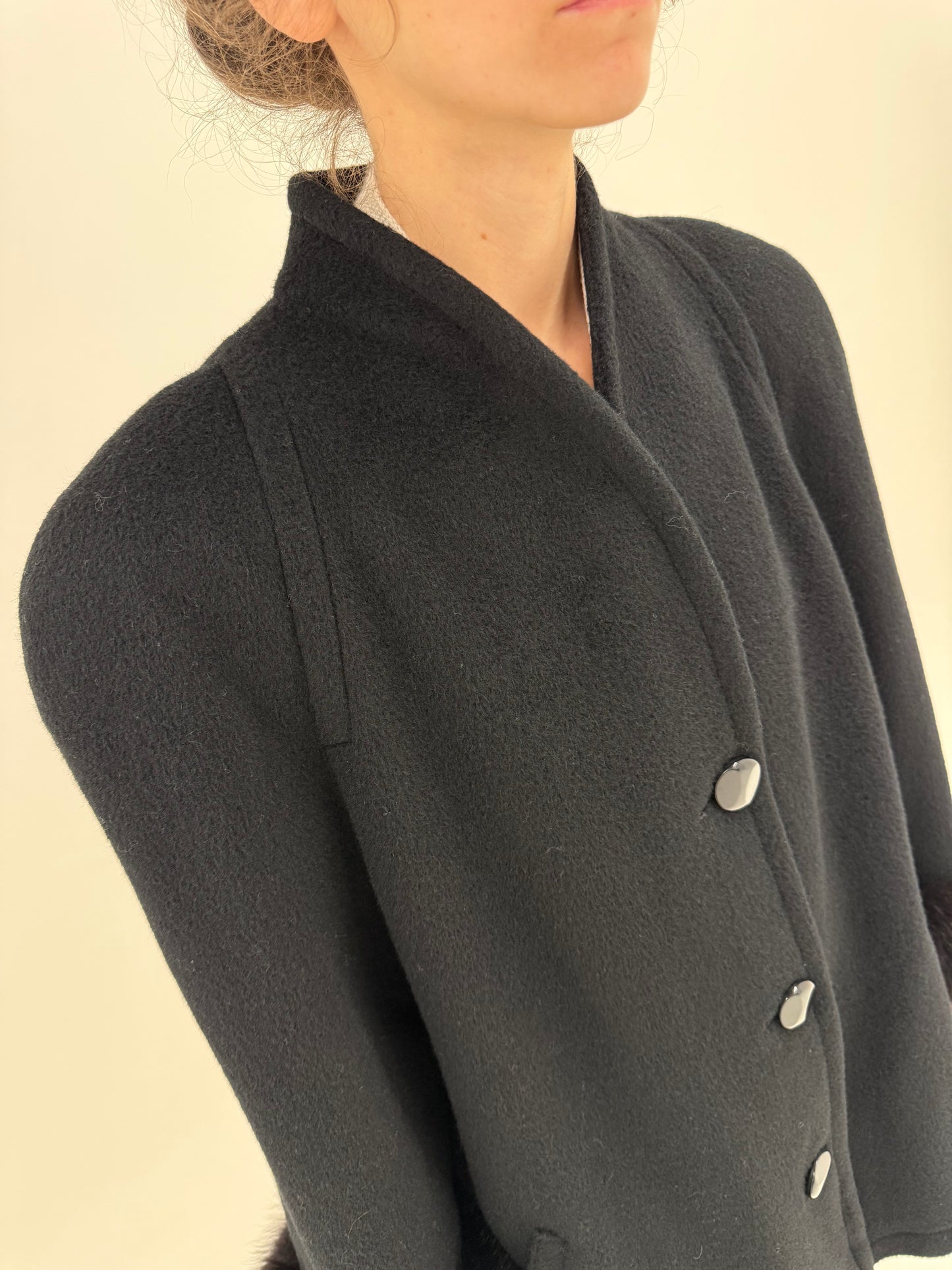 Palton negru italian cu blană naturală de vulpe la mâneci în croi tip capa