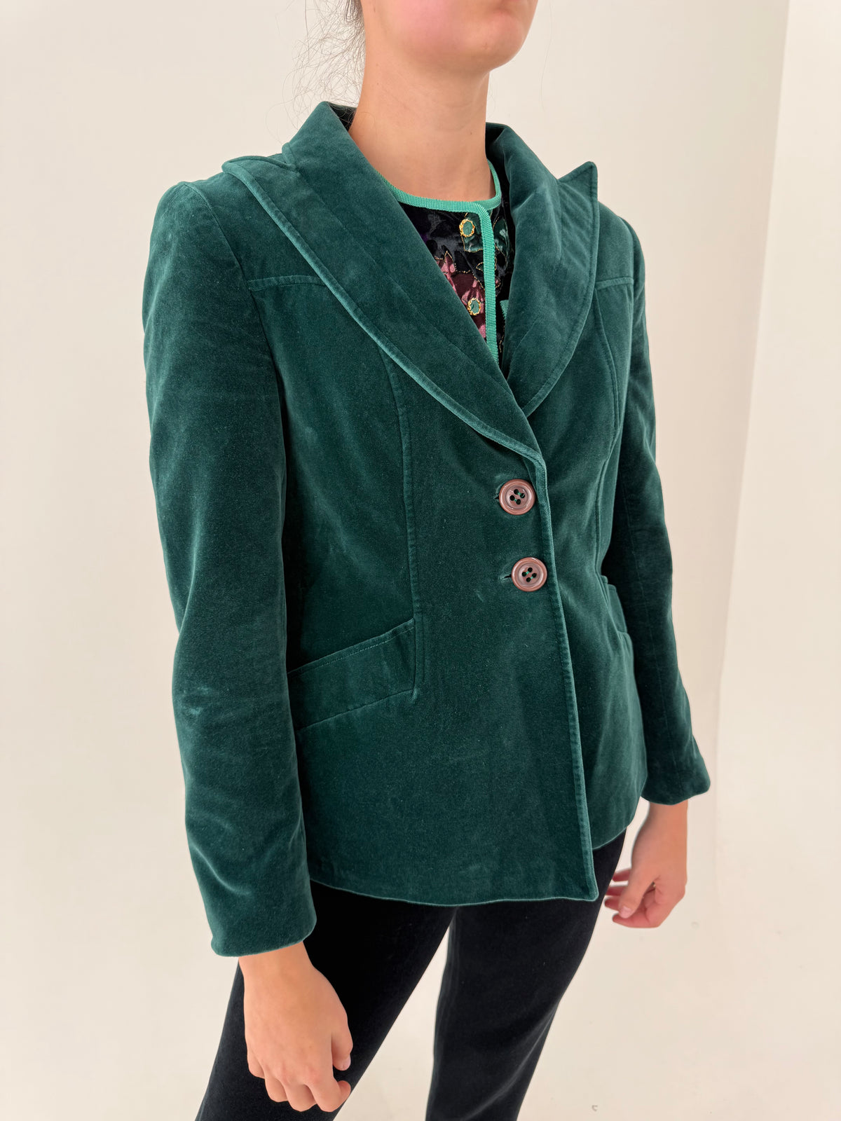 Sacou old vintage anii 70 din catifea emerald green cu revere late ușor cambrat