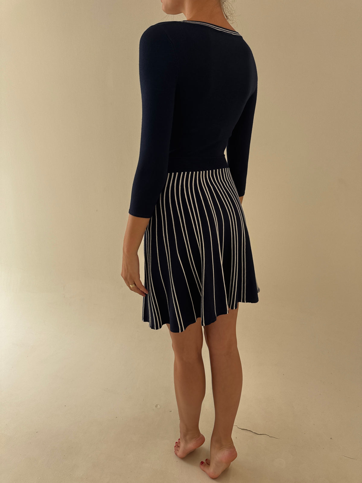 Rochie ultra feminină din tricot de vacsiza Navy blue și alb cu fusta plisată