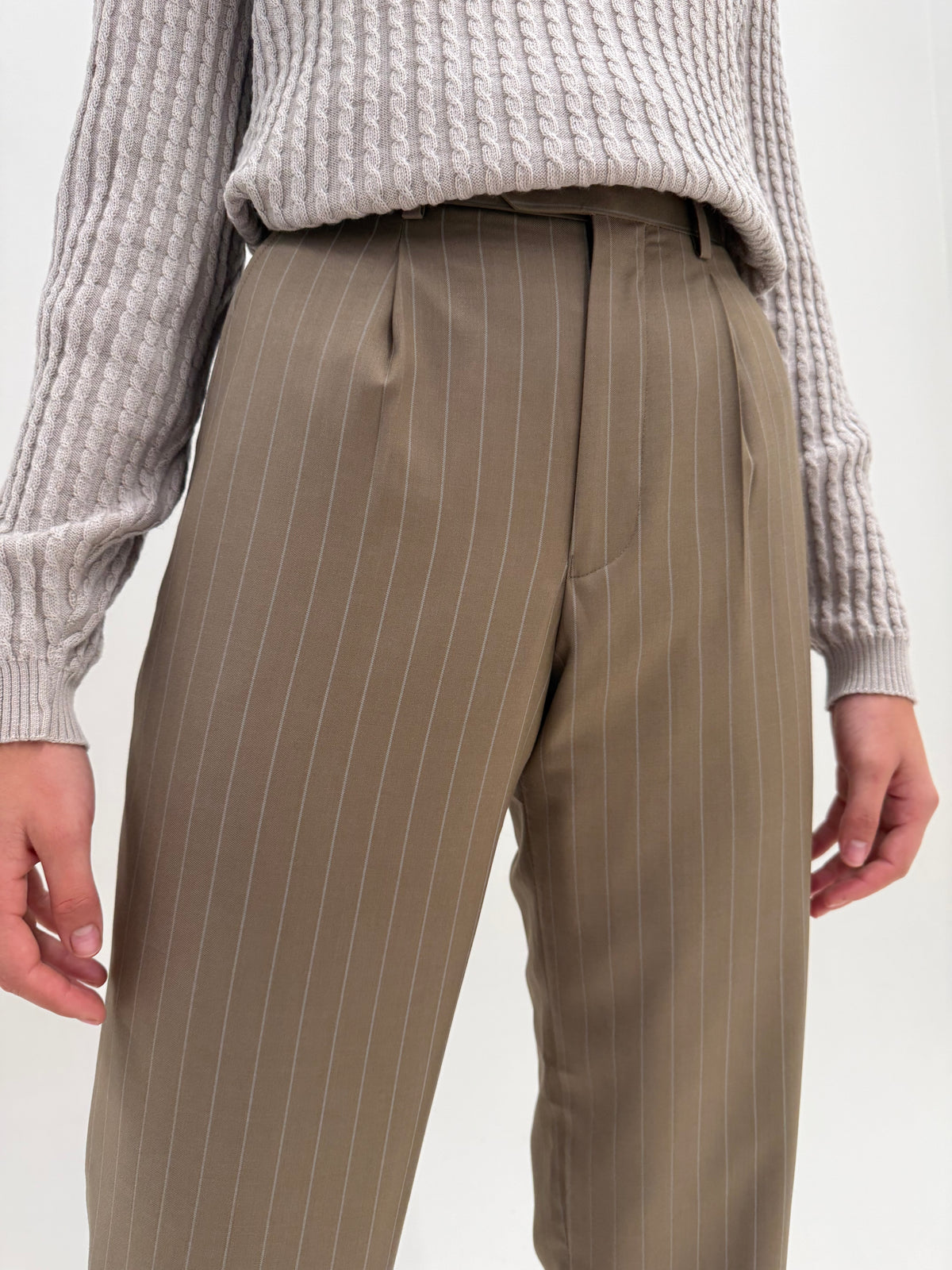 Costum greige Pierre Cardin cu dungi fine verticale din stofă extrafina din mix de lana