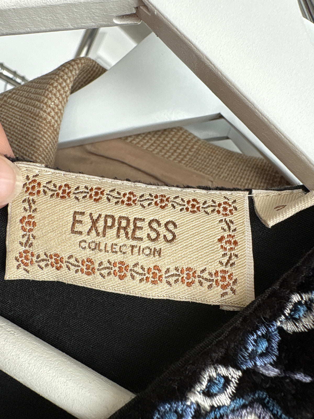 LBD vintage cu influențe boho din catifea excepțională cu broderie superbă