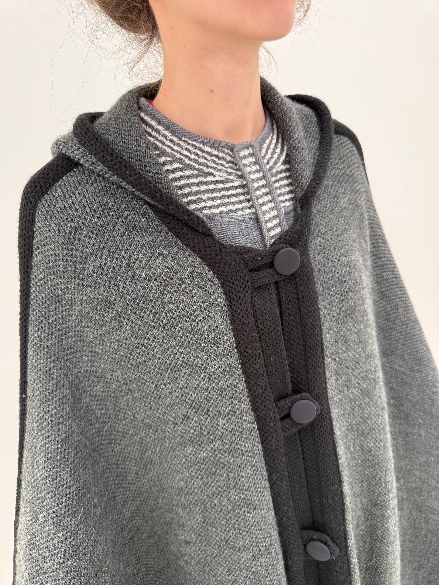 Capa maxi superbă în nuanțe de gri cu glugă din lana extrafina de gramaj mare