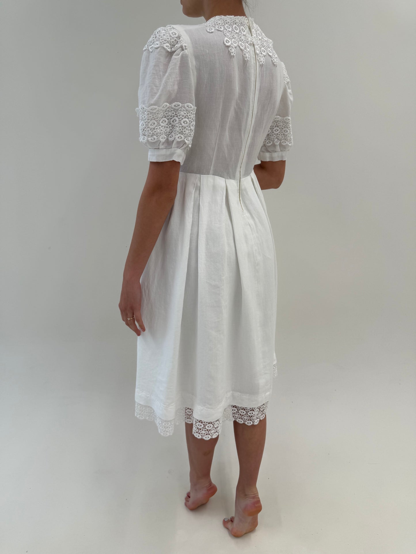 Rochie albă cu dantelă macrame din pânză excepțională în croi de ani 50